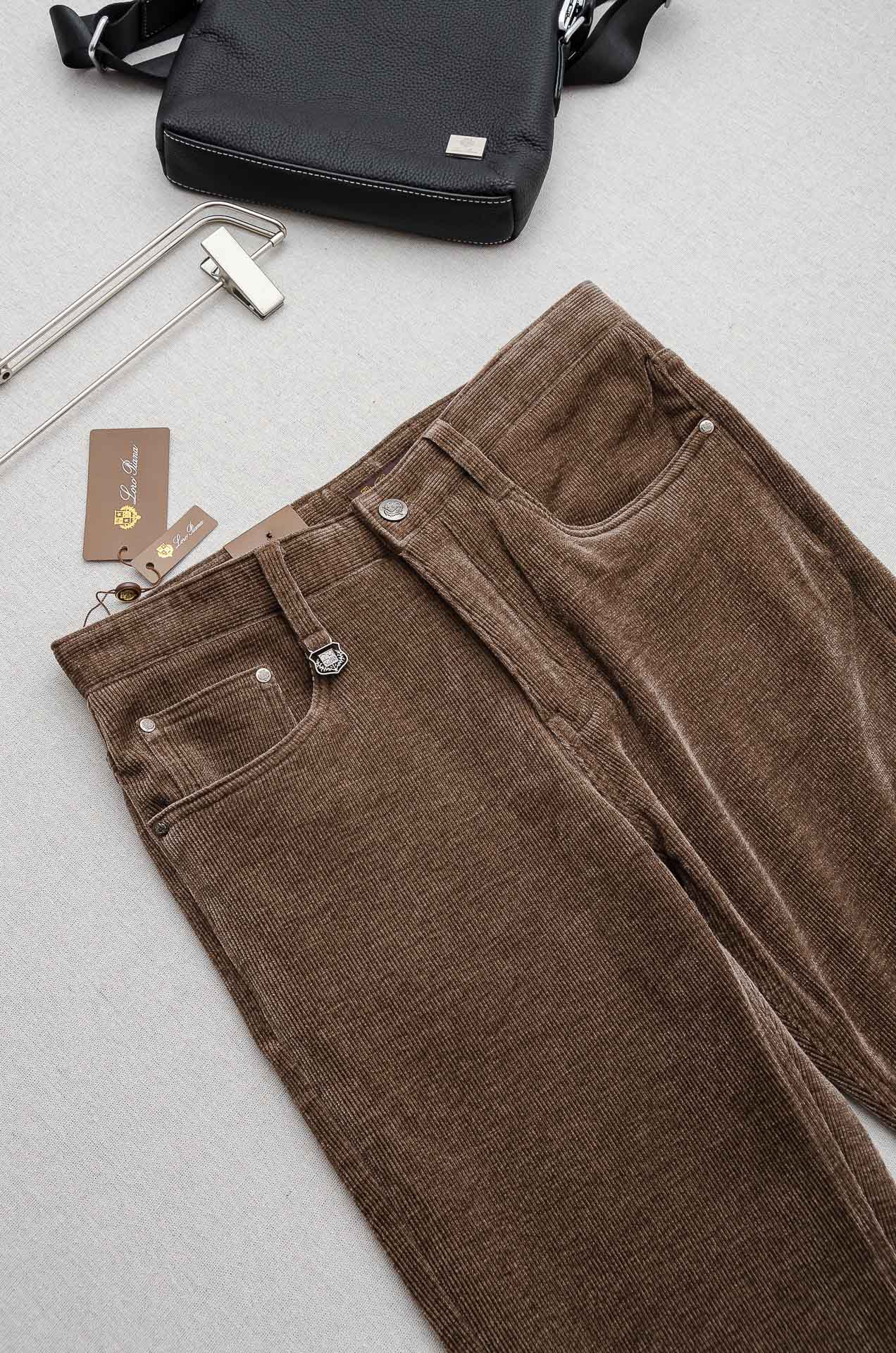 lP🆕 🇮🇹2025FW秋冬最新复古灯芯绒休闲长裤#面料为天然棉质灯芯绒，保留了棉的柔软、吸湿性与舒适度
