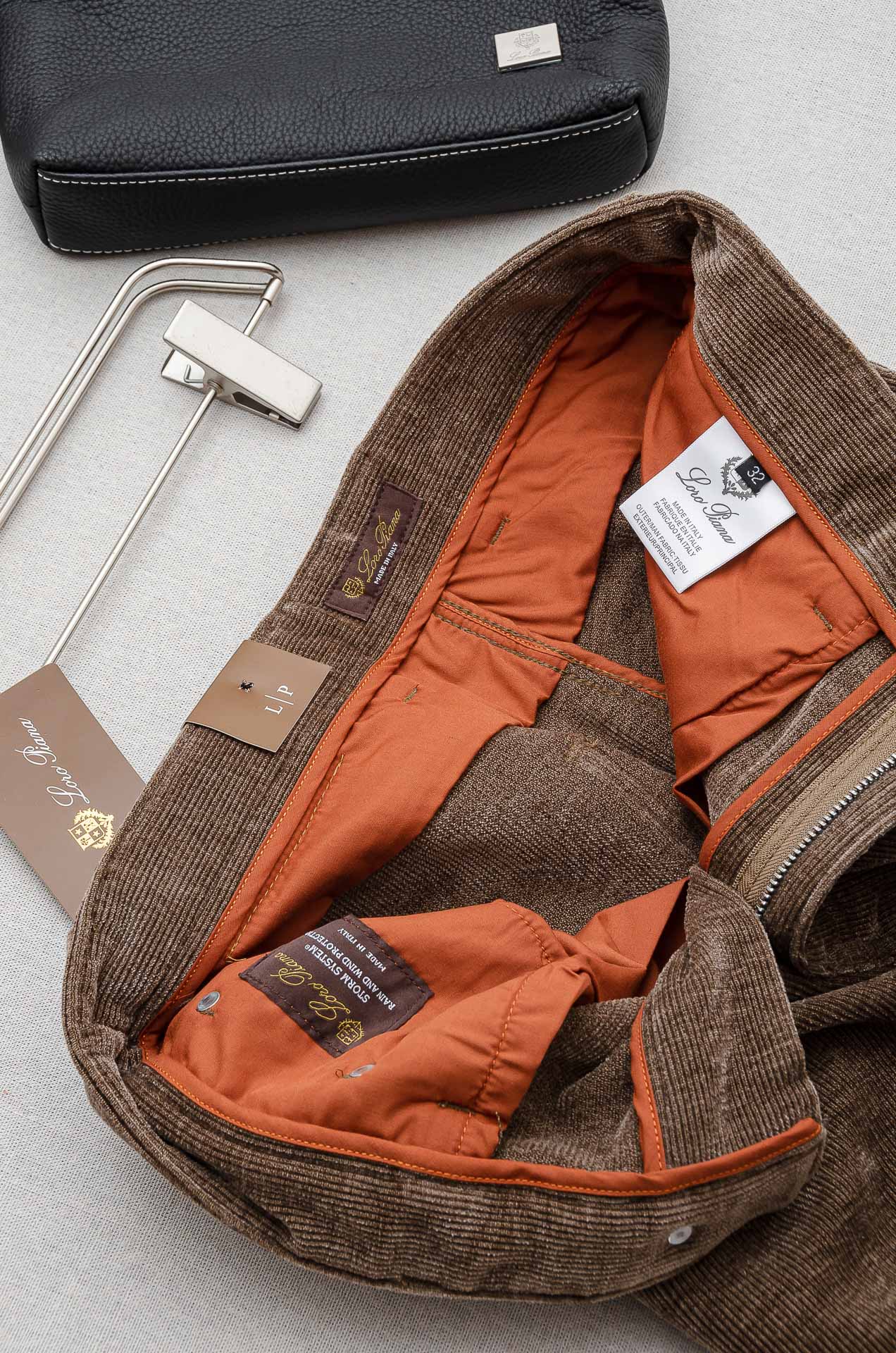 lP🆕 🇮🇹2025FW秋冬最新复古灯芯绒休闲长裤#面料为天然棉质灯芯绒，保留了棉的柔软、吸湿性与舒适度