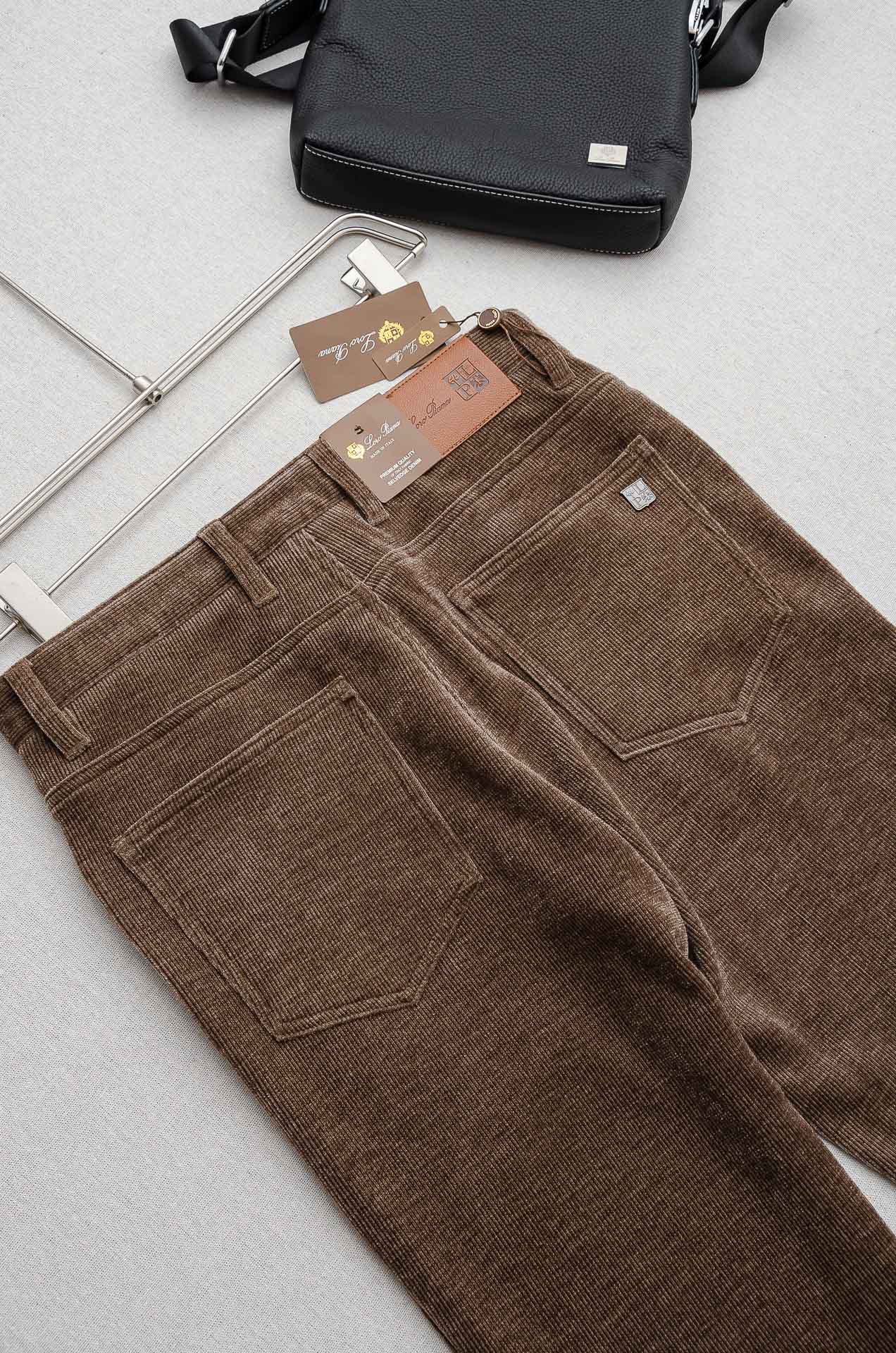 lP🆕 🇮🇹2025FW秋冬最新复古灯芯绒休闲长裤#面料为天然棉质灯芯绒，保留了棉的柔软、吸湿性与舒适度