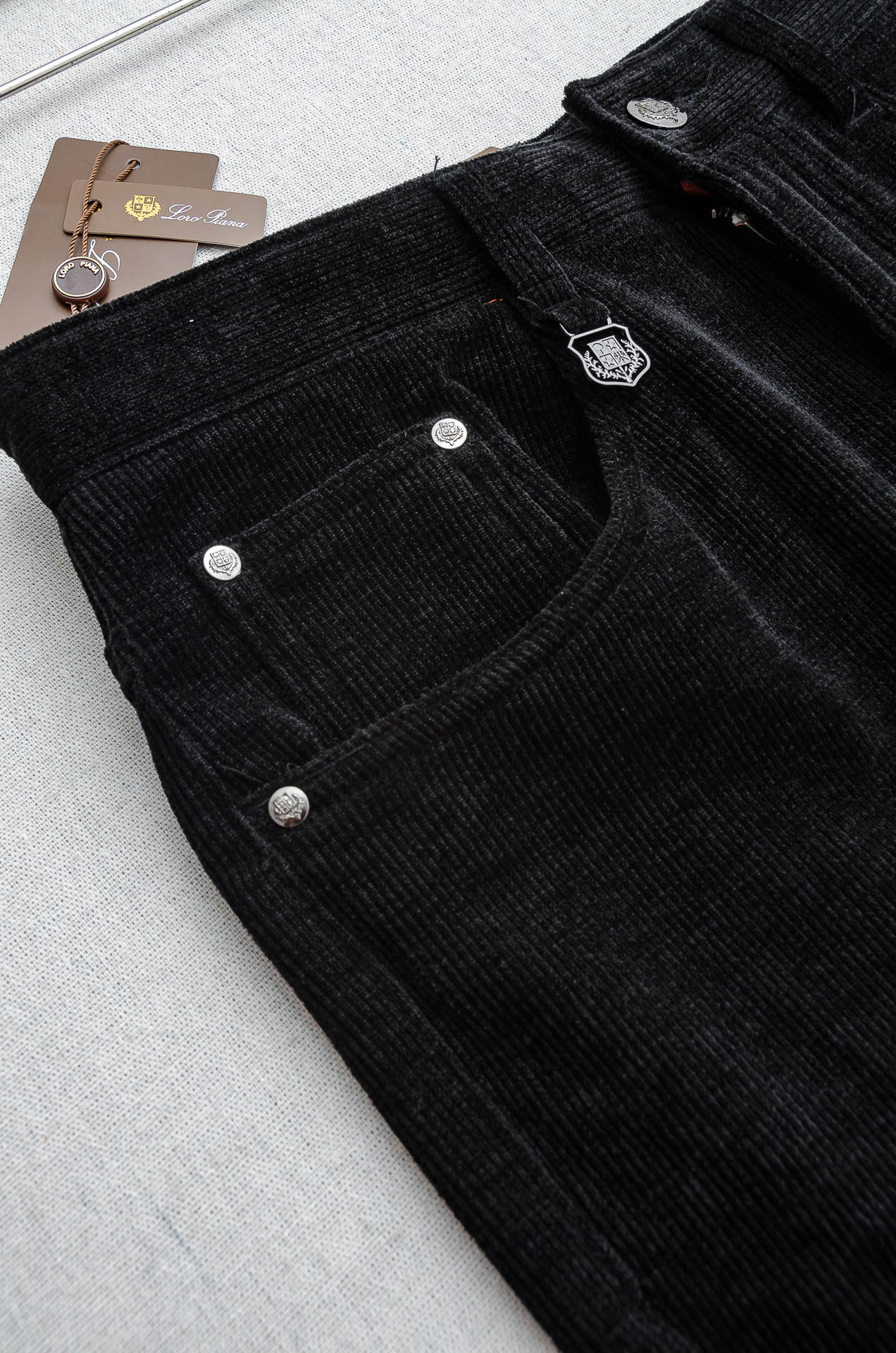 lP🆕 🇮🇹2025FW秋冬最新复古灯芯绒休闲长裤#面料为天然棉质灯芯绒，保留了棉的柔软、吸湿性与舒适度