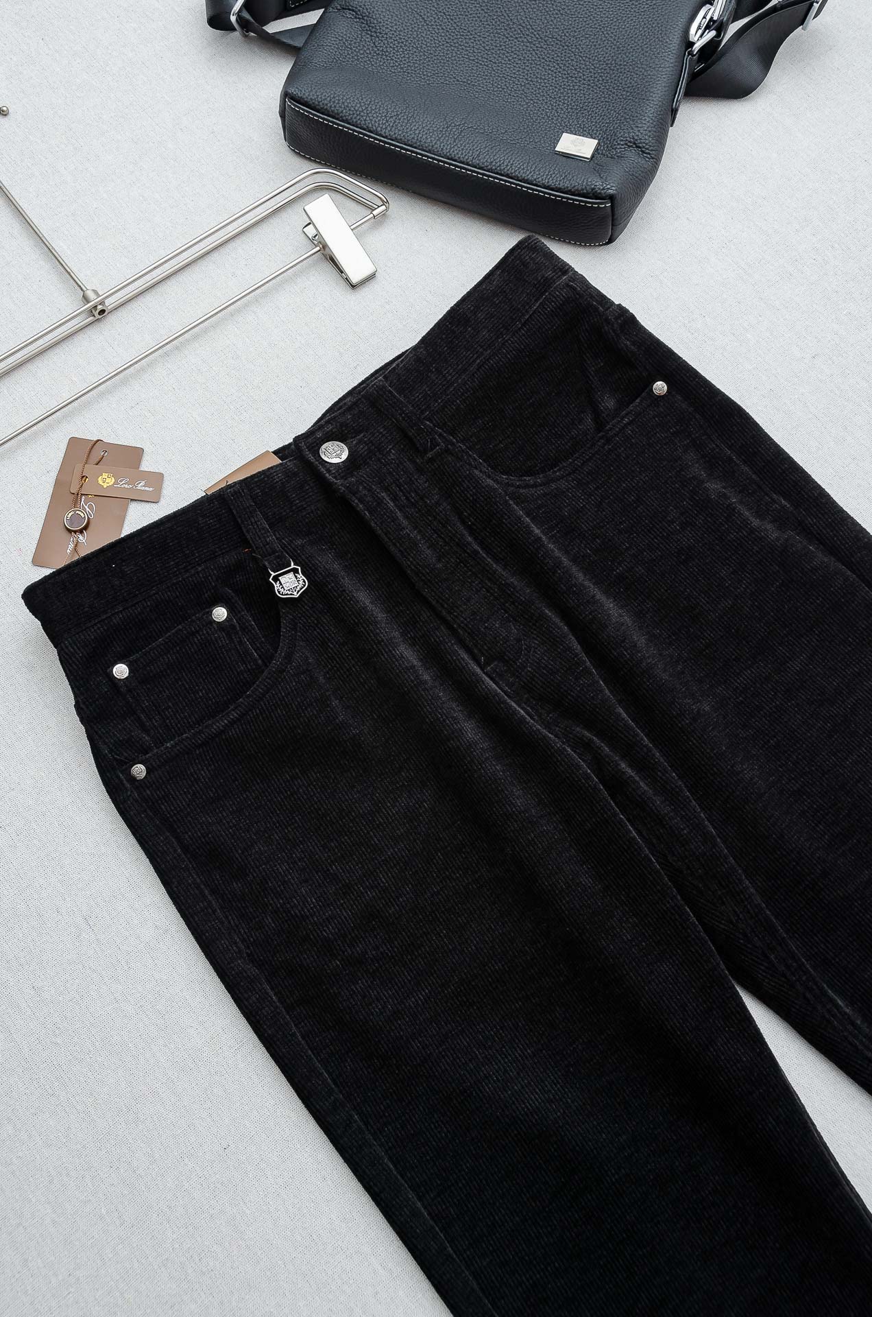 lP🆕 🇮🇹2025FW秋冬最新复古灯芯绒休闲长裤#面料为天然棉质灯芯绒，保留了棉的柔软、吸湿性与舒适度