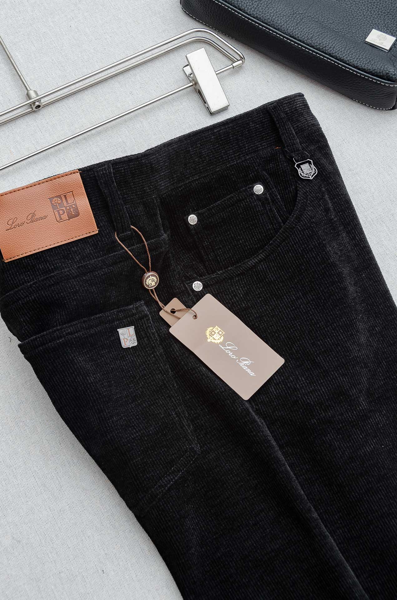 lP🆕 🇮🇹2025FW秋冬最新复古灯芯绒休闲长裤#面料为天然棉质灯芯绒，保留了棉的柔软、吸湿性与舒适度