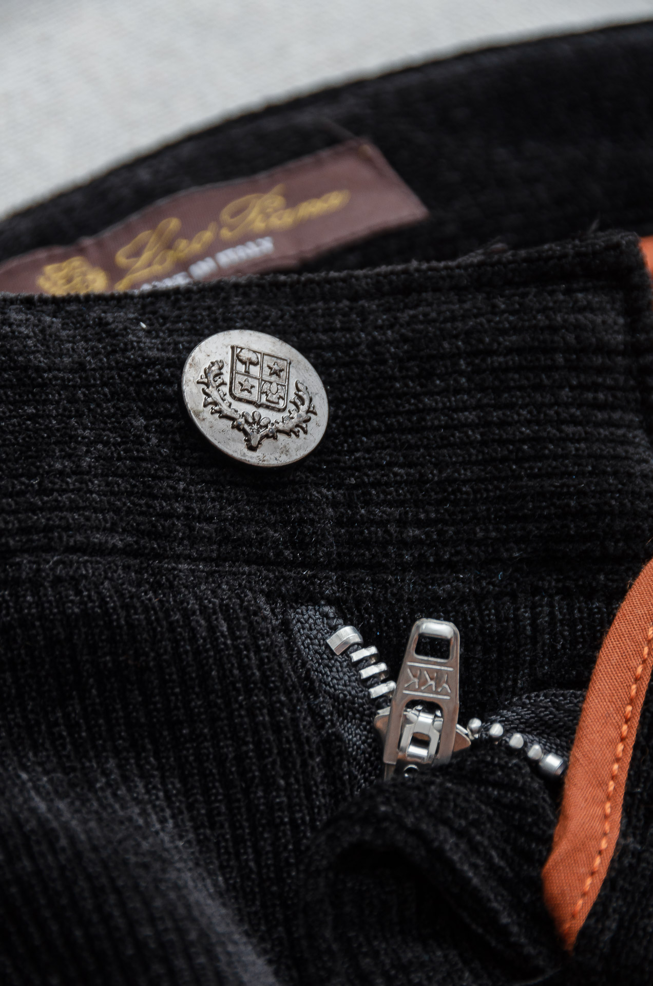 lP🆕 🇮🇹2025FW秋冬最新复古灯芯绒休闲长裤#面料为天然棉质灯芯绒，保留了棉的柔软、吸湿性与舒适度