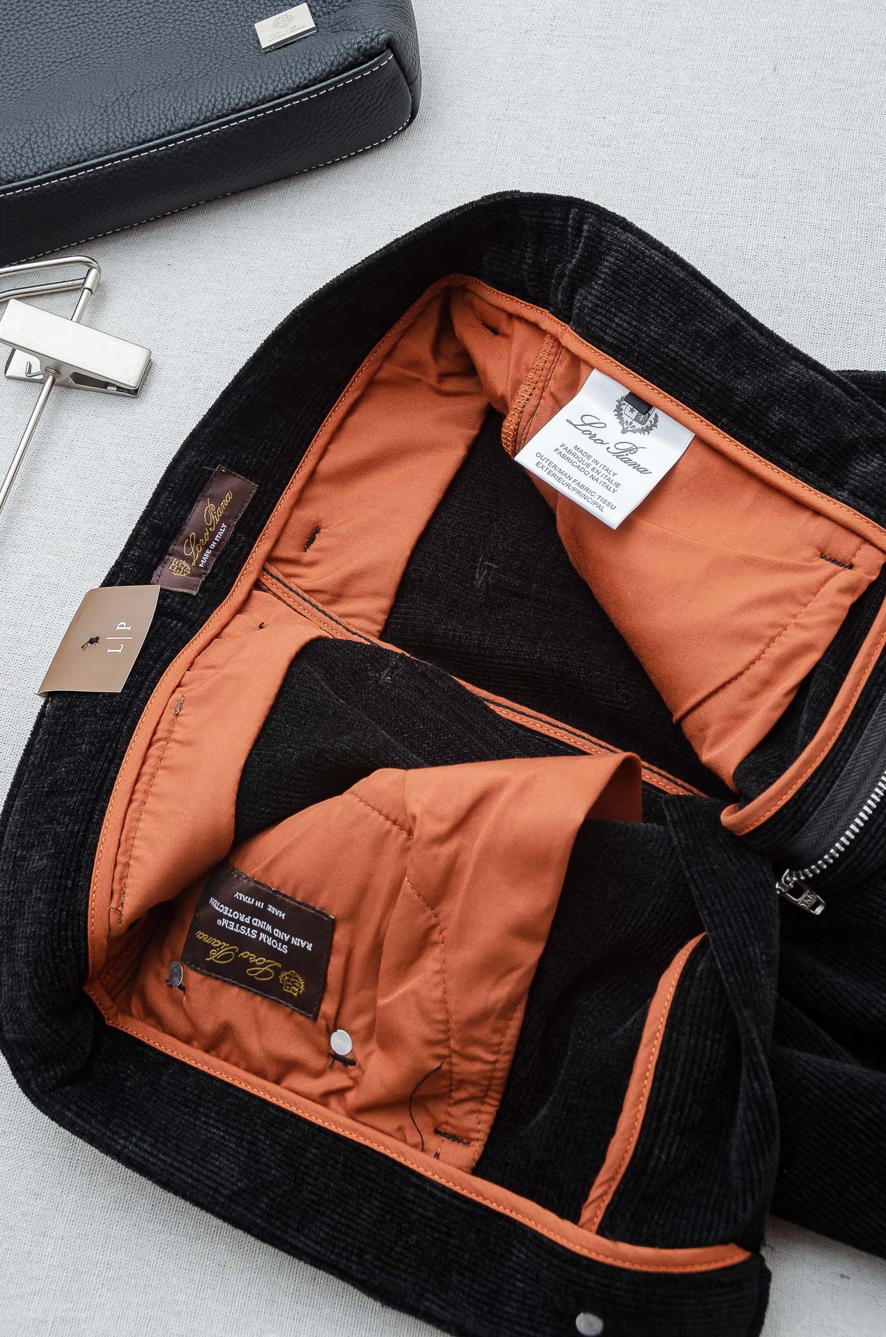 lP🆕 🇮🇹2025FW秋冬最新复古灯芯绒休闲长裤#面料为天然棉质灯芯绒，保留了棉的柔软、吸湿性与舒适度