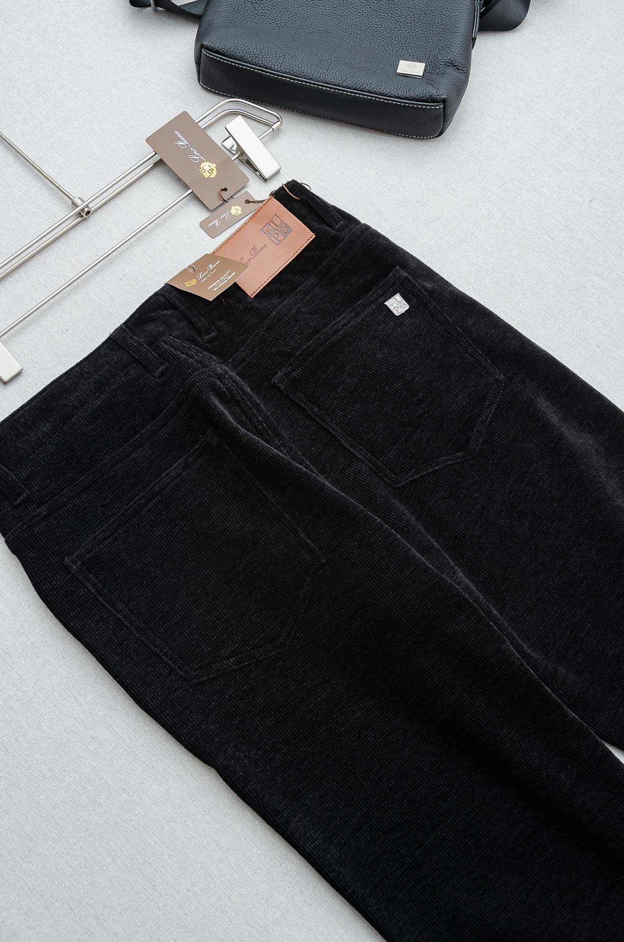 lP🆕 🇮🇹2025FW秋冬最新复古灯芯绒休闲长裤#面料为天然棉质灯芯绒，保留了棉的柔软、吸湿性与舒适度