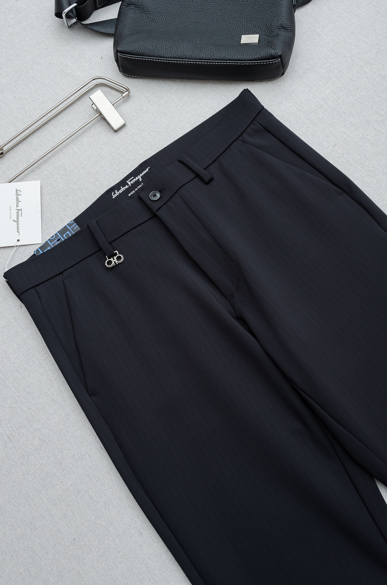 FERRA#GAMO菲拉格慕26FW秋冬新款轻奢时尚定制休闲西裤#简洁干练的风格，精致卓越的品质男装，每