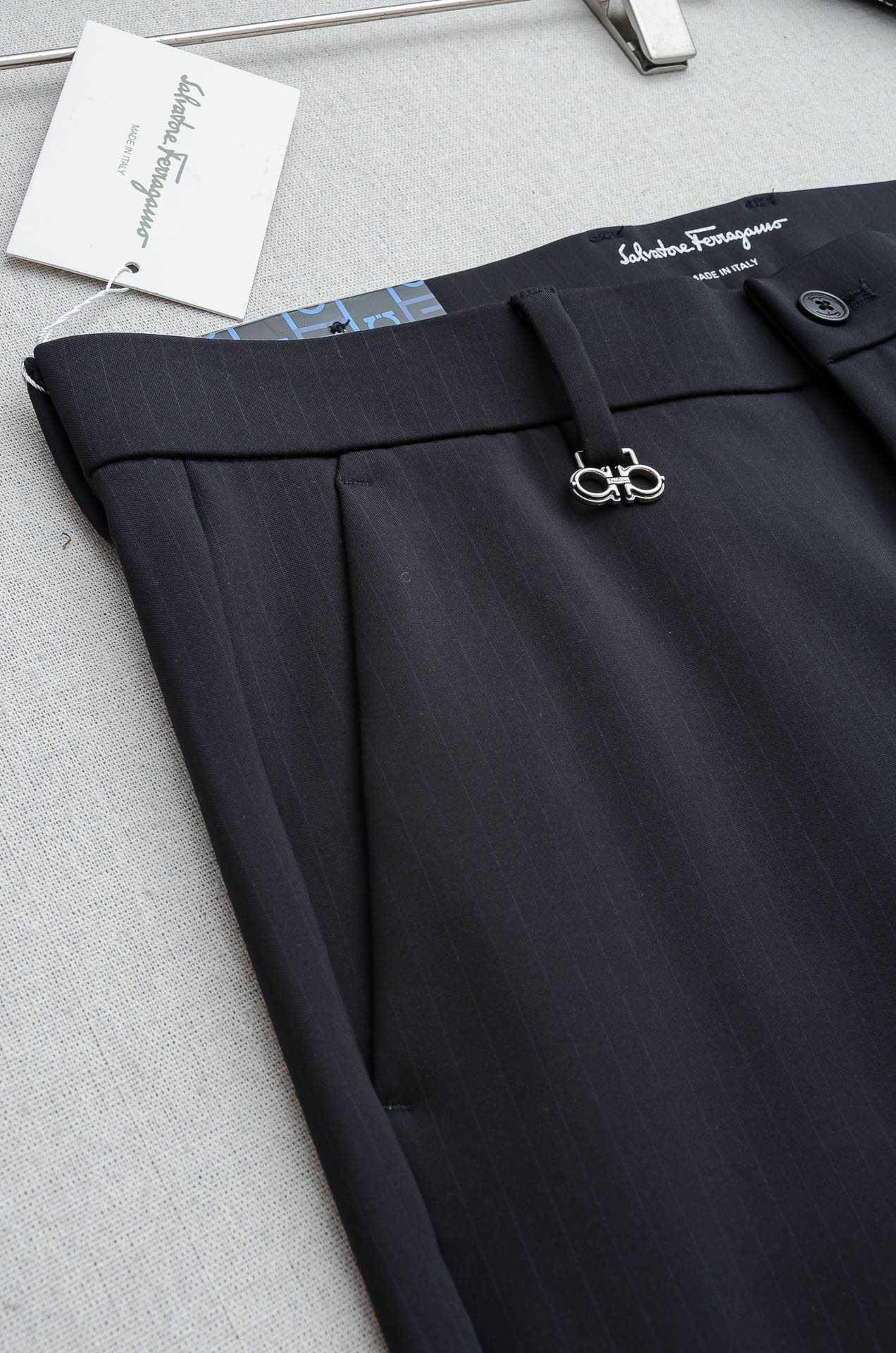 FERRA#GAMO菲拉格慕26FW秋冬新款轻奢时尚定制休闲西裤#简洁干练的风格，精致卓越的品质男装，每