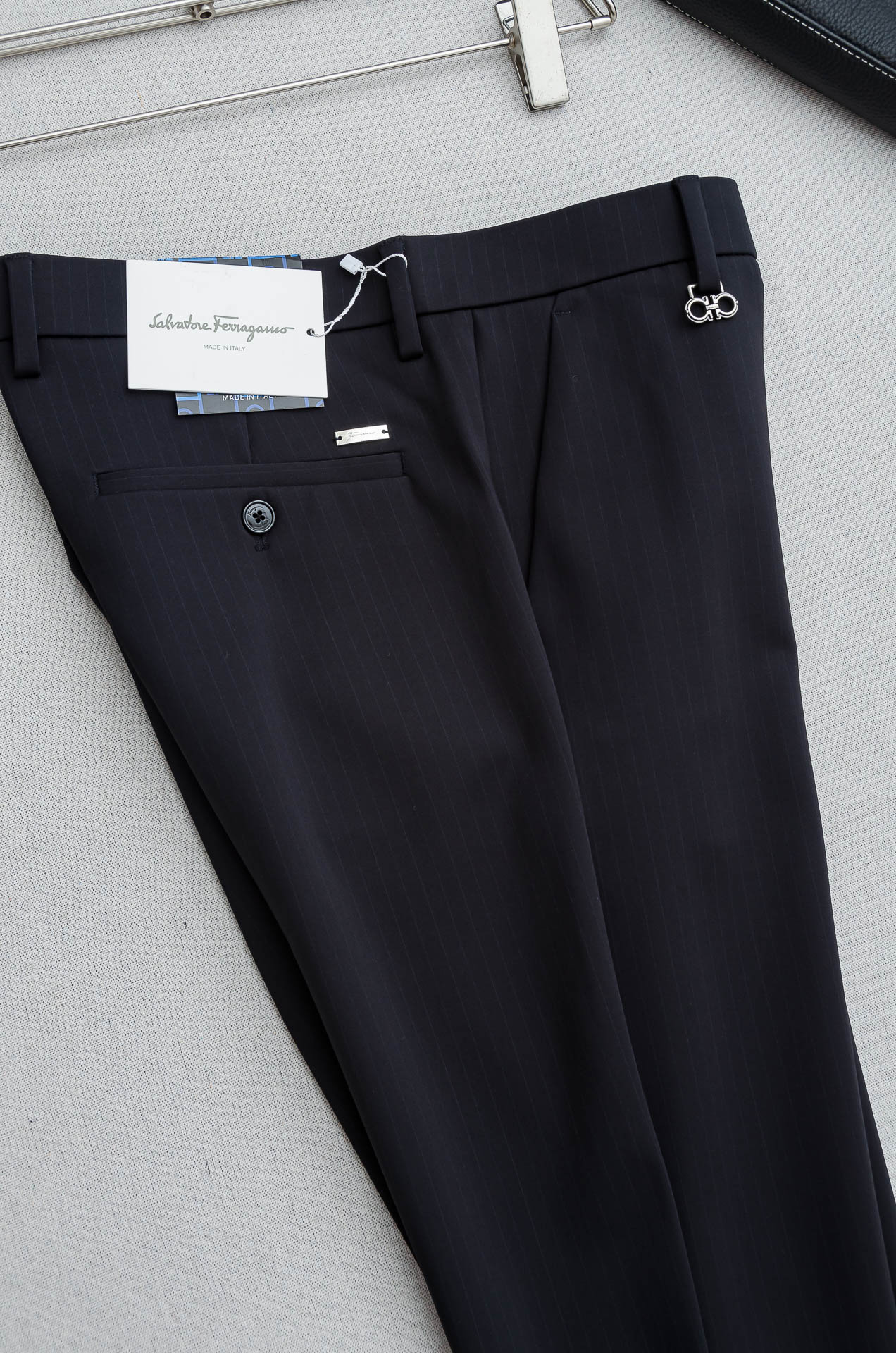 FERRA#GAMO菲拉格慕26FW秋冬新款轻奢时尚定制休闲西裤#简洁干练的风格，精致卓越的品质男装，每