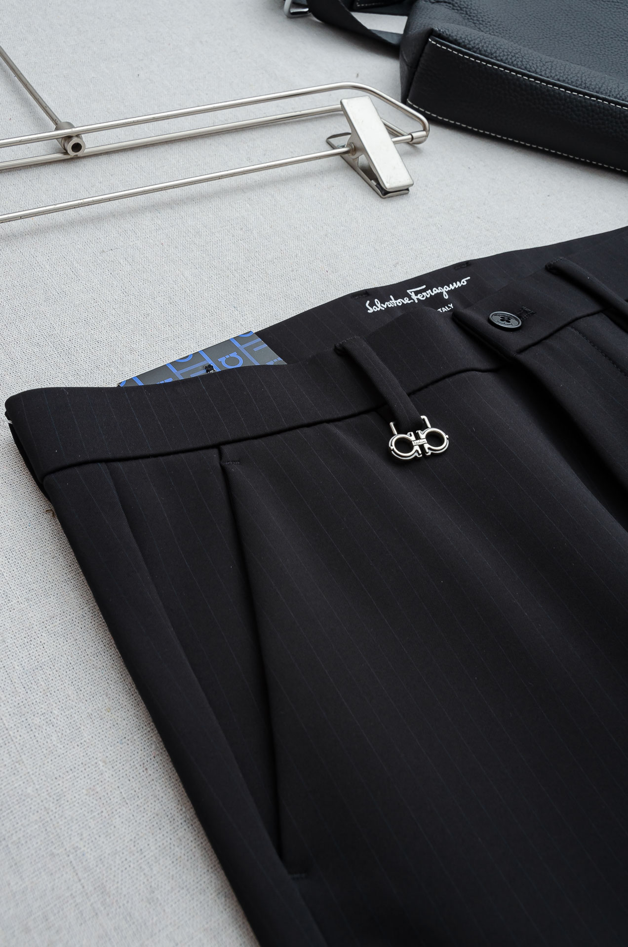 FERRA#GAMO菲拉格慕26FW秋冬新款轻奢时尚定制休闲西裤#简洁干练的风格，精致卓越的品质男装，每