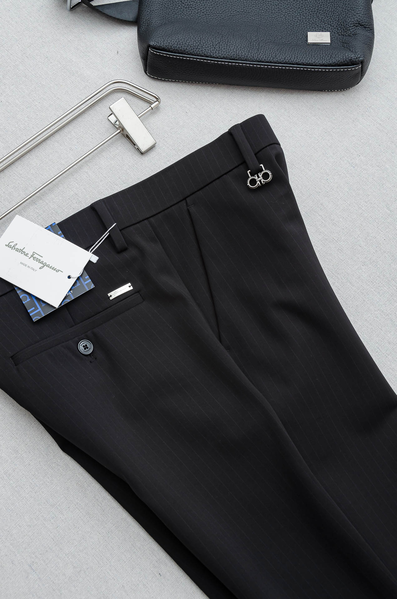 FERRA#GAMO菲拉格慕26FW秋冬新款轻奢时尚定制休闲西裤#简洁干练的风格，精致卓越的品质男装，每