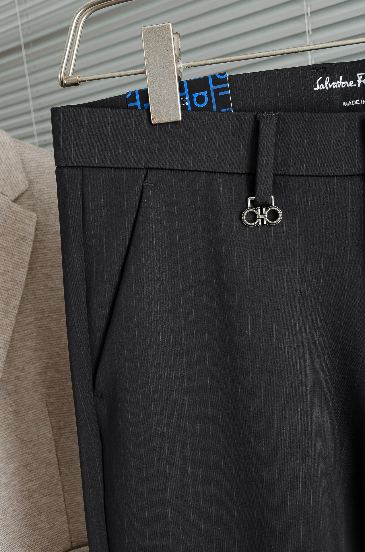 FERRA#GAMO菲拉格慕25FW秋冬新款轻奢时尚定制休闲西裤#简洁干练的风格，精致卓越的品质男装，每