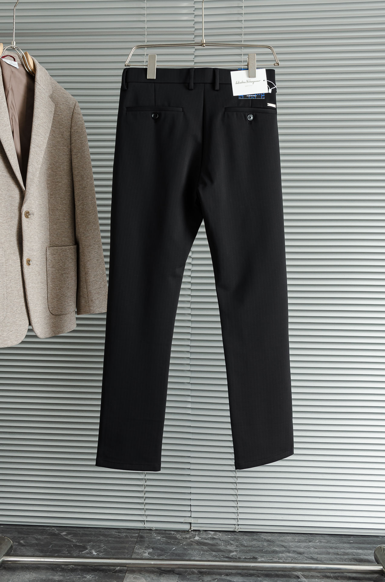 FERRA#GAMO菲拉格慕25FW秋冬新款轻奢时尚定制休闲西裤#简洁干练的风格，精致卓越的品质男装，每