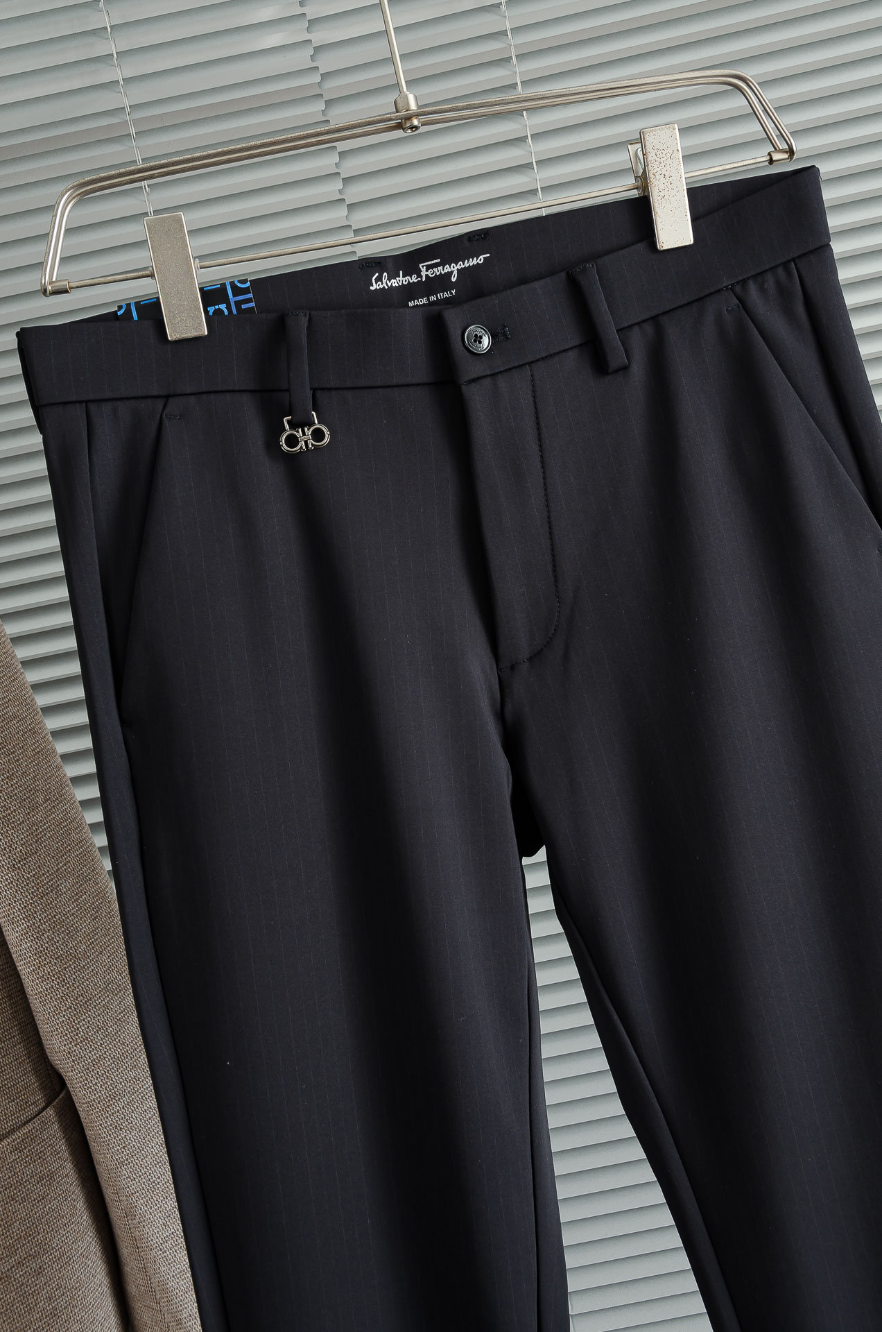 FERRA#GAMO菲拉格慕25FW秋冬新款轻奢时尚定制休闲西裤#简洁干练的风格，精致卓越的品质男装，每