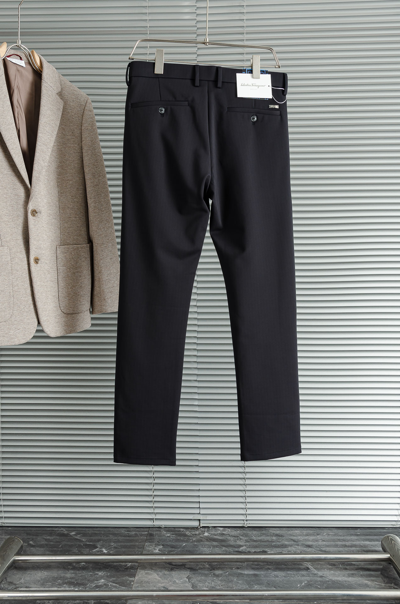 FERRA#GAMO菲拉格慕25FW秋冬新款轻奢时尚定制休闲西裤#简洁干练的风格，精致卓越的品质男装，每