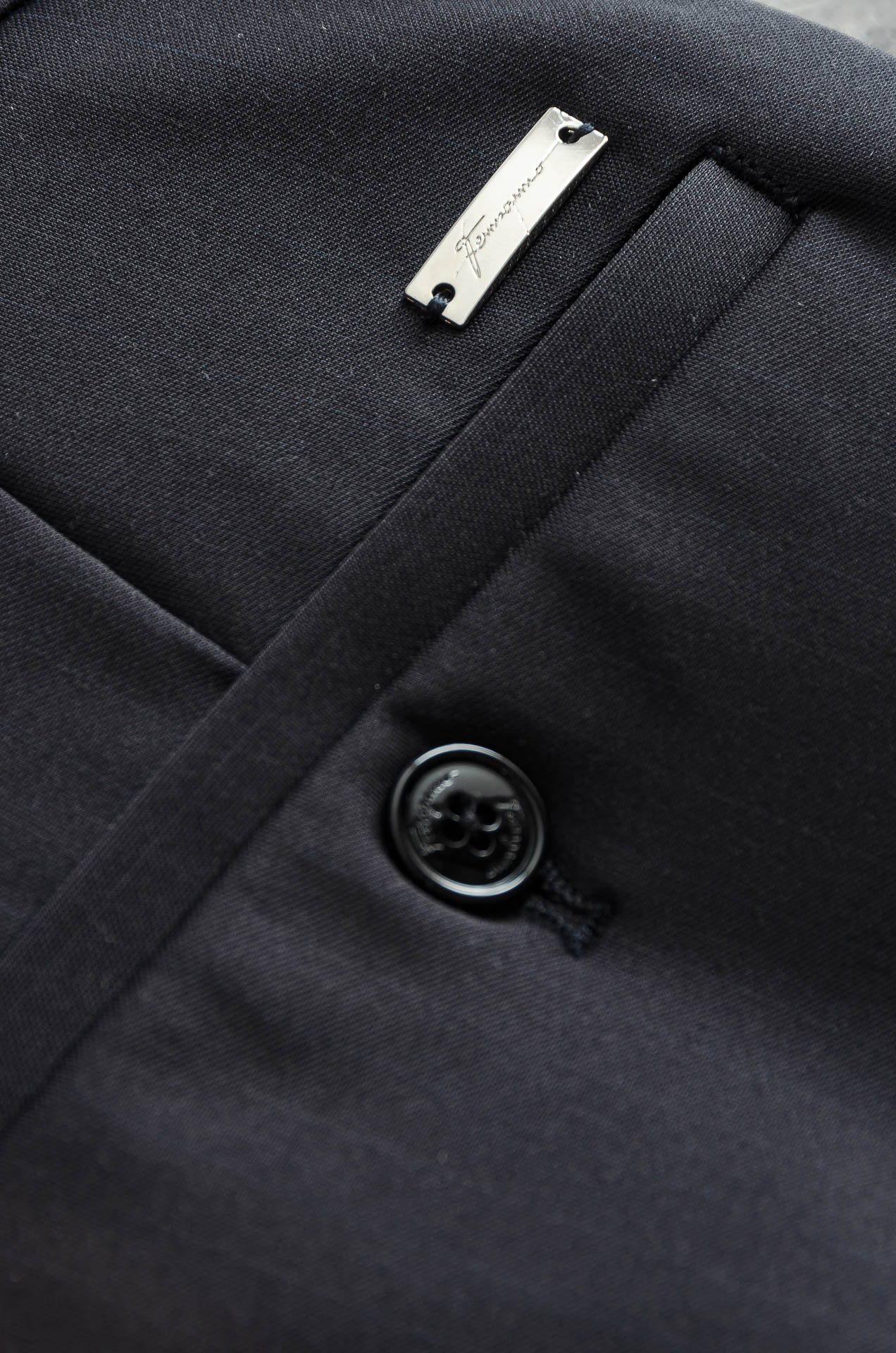 FERRA#GAMO菲拉格慕25FW秋冬新款轻奢时尚定制休闲西裤#简洁干练的风格，精致卓越的品质男装，每