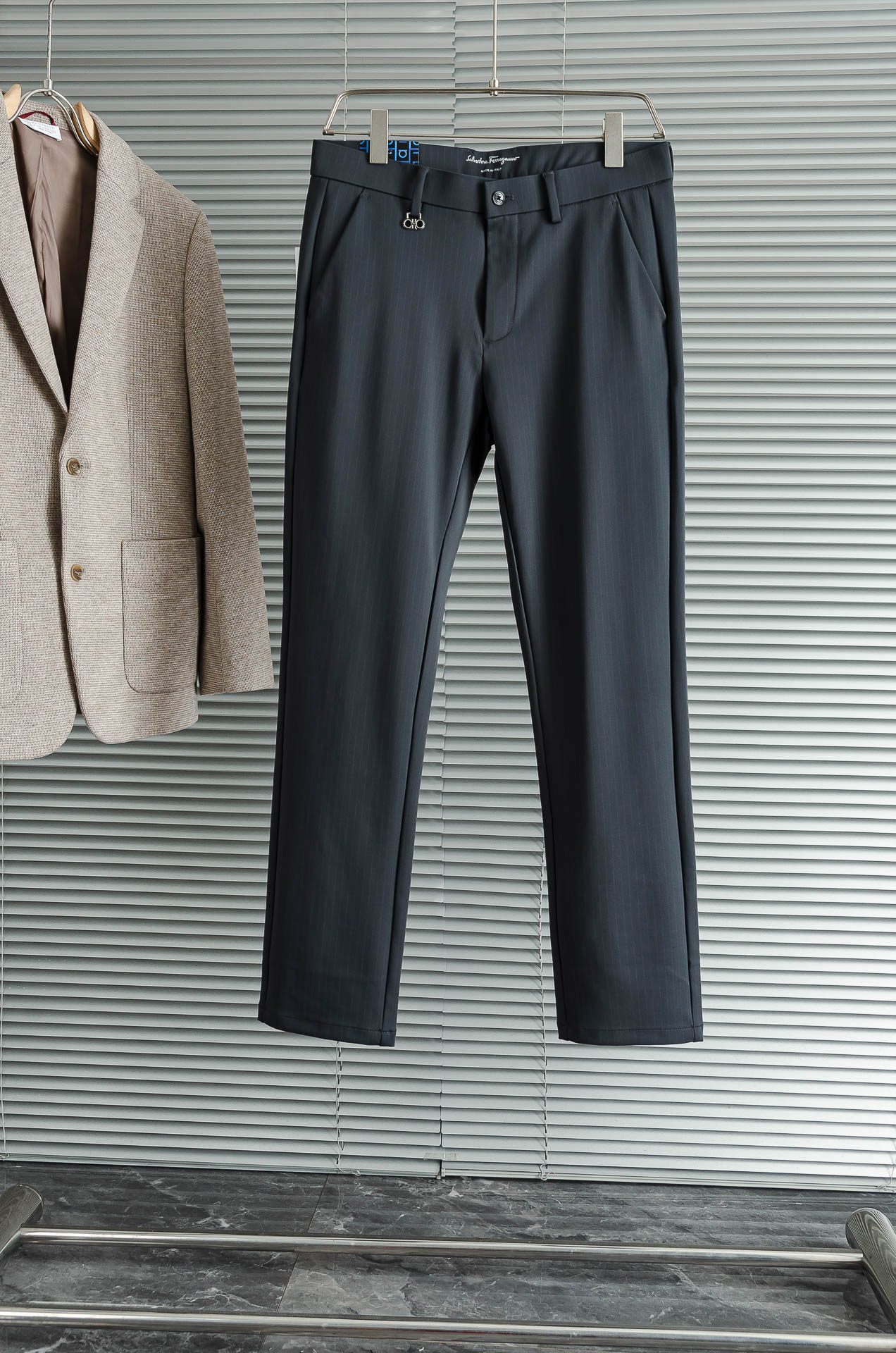 FERRA#GAMO菲拉格慕25FW秋冬新款轻奢时尚定制休闲西裤#简洁干练的风格，精致卓越的品质男装，每