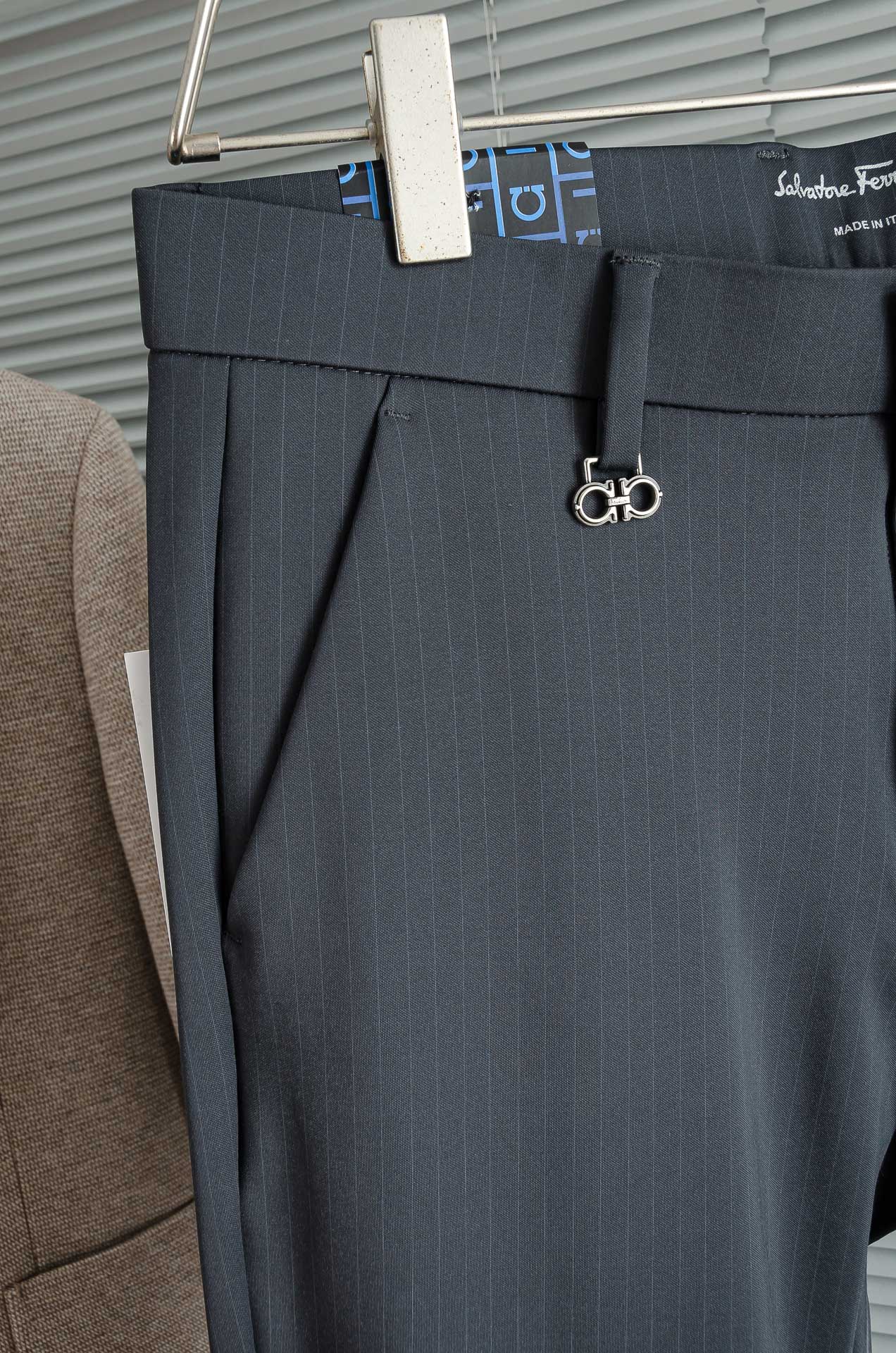 FERRA#GAMO菲拉格慕25FW秋冬新款轻奢时尚定制休闲西裤#简洁干练的风格，精致卓越的品质男装，每