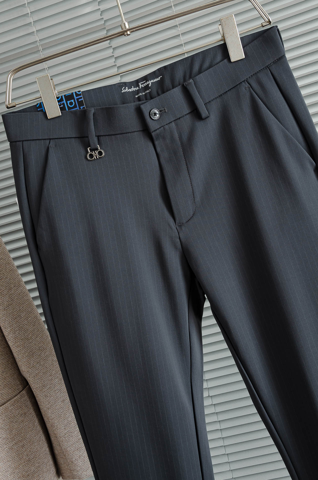 FERRA#GAMO菲拉格慕25FW秋冬新款轻奢时尚定制休闲西裤#简洁干练的风格，精致卓越的品质男装，每