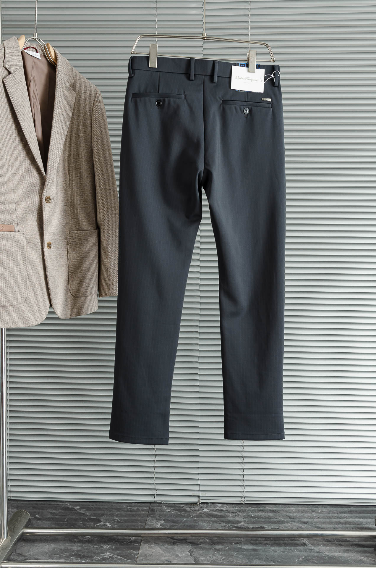 FERRA#GAMO菲拉格慕25FW秋冬新款轻奢时尚定制休闲西裤#简洁干练的风格，精致卓越的品质男装，每