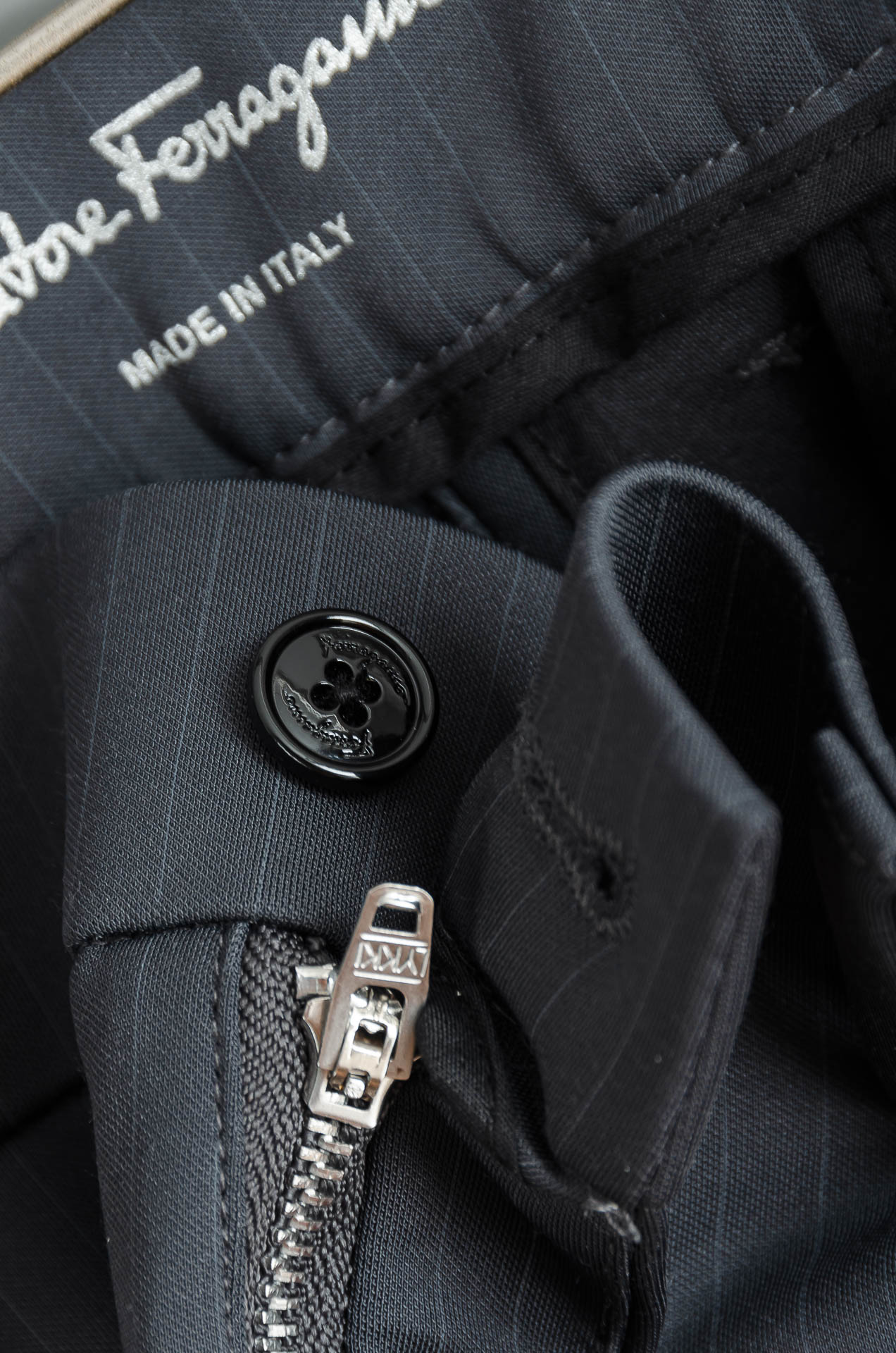 FERRA#GAMO菲拉格慕25FW秋冬新款轻奢时尚定制休闲西裤#简洁干练的风格，精致卓越的品质男装，每