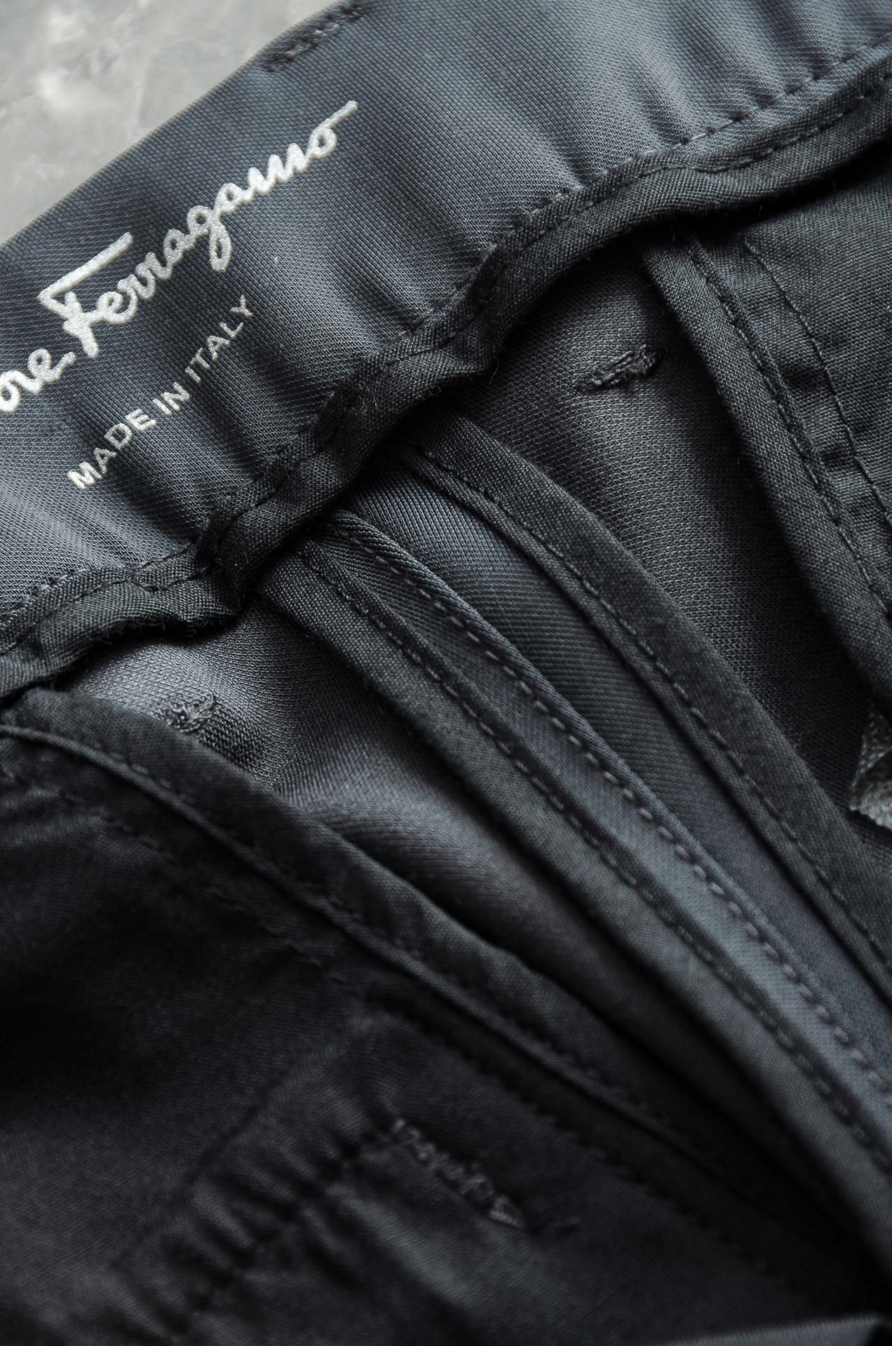 FERRA#GAMO菲拉格慕25FW秋冬新款轻奢时尚定制休闲西裤#简洁干练的风格，精致卓越的品质男装，每