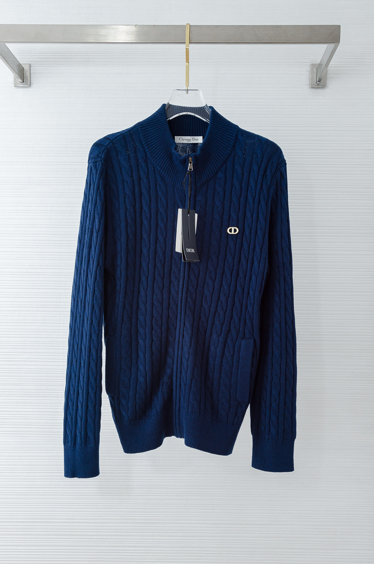 NO:606877,Di＊or Di / Austria 2025FW new autumn and winter high-end quality top version!  Men's high-end simple cashmere wool blended cardigan sweater/cardigan# The overall design perfectly integrates the minimalist route, both solemn and harmonious, in line with modern urban aesthetics, simple but charming business men's wear!  The top luxury cashmere and wool blended fabrics are supplied from Italy and are made from Australia's top quality fabrics. The fabric properties are first-class and the fiber coefficient is extremely high. It is the pinnacle of high-end luxury fabrics. The high-density ultra-fine count fiber brings the texture and comfort of the fabric to the highest level. The texture is smooth and delicate, has excellent skin-friendly properties and has superior warmth performance!  The color scheme is light and versatile, suitable for all kinds of daily outfits. The mixing and matching compatibility is extremely high. It can be used in any occasion. It is a perfect high attendance rate for business and casual wardrobes. Everyone has one piece!  Size M-3XL,,sweaters,alexander wang19860909Di＊or 迪/奥 2025FW秋冬新品高端品质顶级版本 ！男士高端简约羊绒羊毛混纺开衫毛衣/羊毛衫# 通体的设计完美融合走极简主义的路线,亦庄亦谐,符合现代都市审美,简约却魅惑的商务男装！ 客供意大利顶级奢华山羊绒羊毛混纺面料,甄选澳洲顶级上乘面料制作,面料属性一流,纤维系数极高,属于高级奢华面料中的巅峰之作,高密度超细支数纤维,让面料的质感与舒适感达到登峰造极,质地挺刮细腻,亲肤性绝佳,报暖性能优越！配色轻熟百搭,符合日常各种穿搭,混搭兼容空间极高,驾驭任何场合,衣橱商务休闲绝佳的高出勤率,人手一件！ 尺码M-3XL,,sweaters,alexander wang,Men's clothing