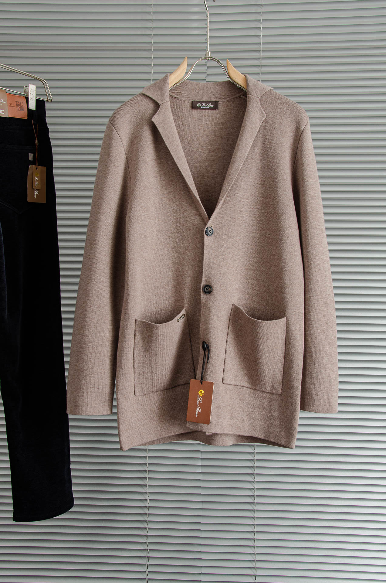 NO:597801,New# Loro*Piana / LP // New autumn and winter high-end quality top version!  Men's high-end simple cashmere wool blend cardigan sweater/cardigan# High-end Couture ready-to-wear series!  A high-end luxury and platinum-level classic basic sweater. The overall design perfectly integrates the minimalist route. It is both solemn and harmonious, in line with modern urban aesthetics. It is a simple but charming business men's wear!  The top luxury cashmere and wool blended fabrics are supplied from Italy and are made from Australia's top quality fabrics. The fabric properties are first-class and the fiber coefficient is extremely high. It is the pinnacle of high-end luxury fabrics. The high-density ultra-fine count fiber brings the texture and comfort of the fabric to the highest level. The texture is smooth and delicate, has excellent skin-friendly properties and has superior warmth performance!  The color scheme is light and versatile, suitable for all kinds of daily outfits. The mixing and matching compatibility is extremely high. It can be used in any occasion. It is a perfect high attendance rate for business and casual wardrobes. Everyone has one piece!  Size M-3XL,,loro piana,loro piana,sweaters,alexander wang19860909New#  Loro*Piana / LP //秋冬新品高端品质顶级版本 ！男士高端简约羊绒羊毛混纺开衫毛衣/羊毛衫# 高端Couture成衣系列！高端奢华且白金级的一款经典基础款毛衣,通体的设计完美融合走极简主义的路线,亦庄亦谐,符合现代都市审美, 简约却魅惑的商务男装！ 客供意大利顶级奢华山羊绒羊毛混纺面料,甄选澳洲顶级上乘面料制作,面料属性一流,纤维系数极高,属于高级奢华面料中的巅峰之作,高密度超细支数纤维,让面料的质感与舒适感达到登峰造极,质地挺刮细腻,亲肤性绝佳,报暖性能优越！配色轻熟百搭,符合日常各种穿搭,混搭兼容空间极高,驾驭任何场合,衣橱商务休闲绝佳的高出勤率,人手一件！ 尺码M-3XL,,loro piana,loro piana,sweaters,alexander wang,Men's clothing