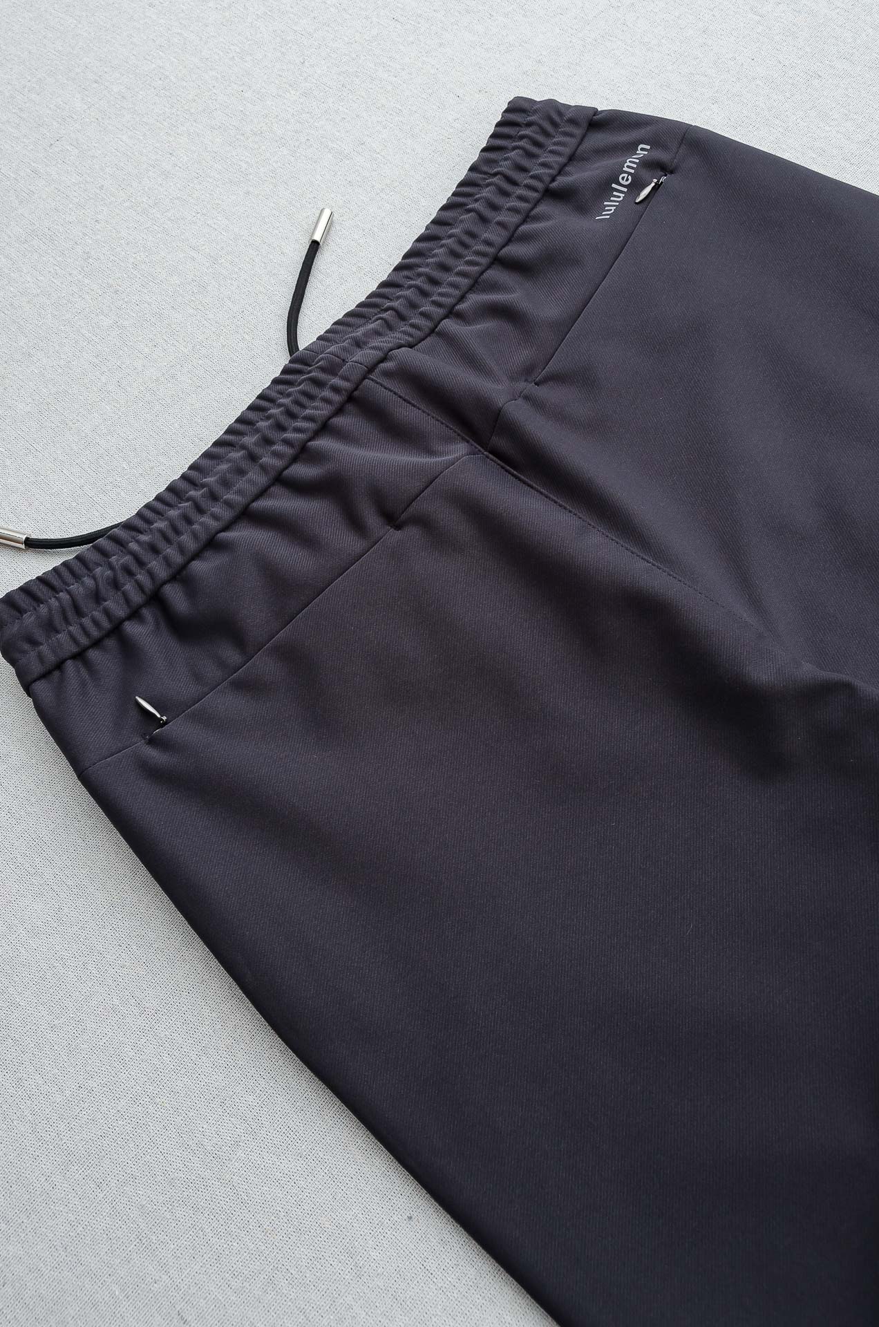 露露 抽绳腰头男士休闲舒适直筒长裤#其匠心打造，毋庸置疑的极品重磅，无需过多的词汇来形容这款人气单品，光