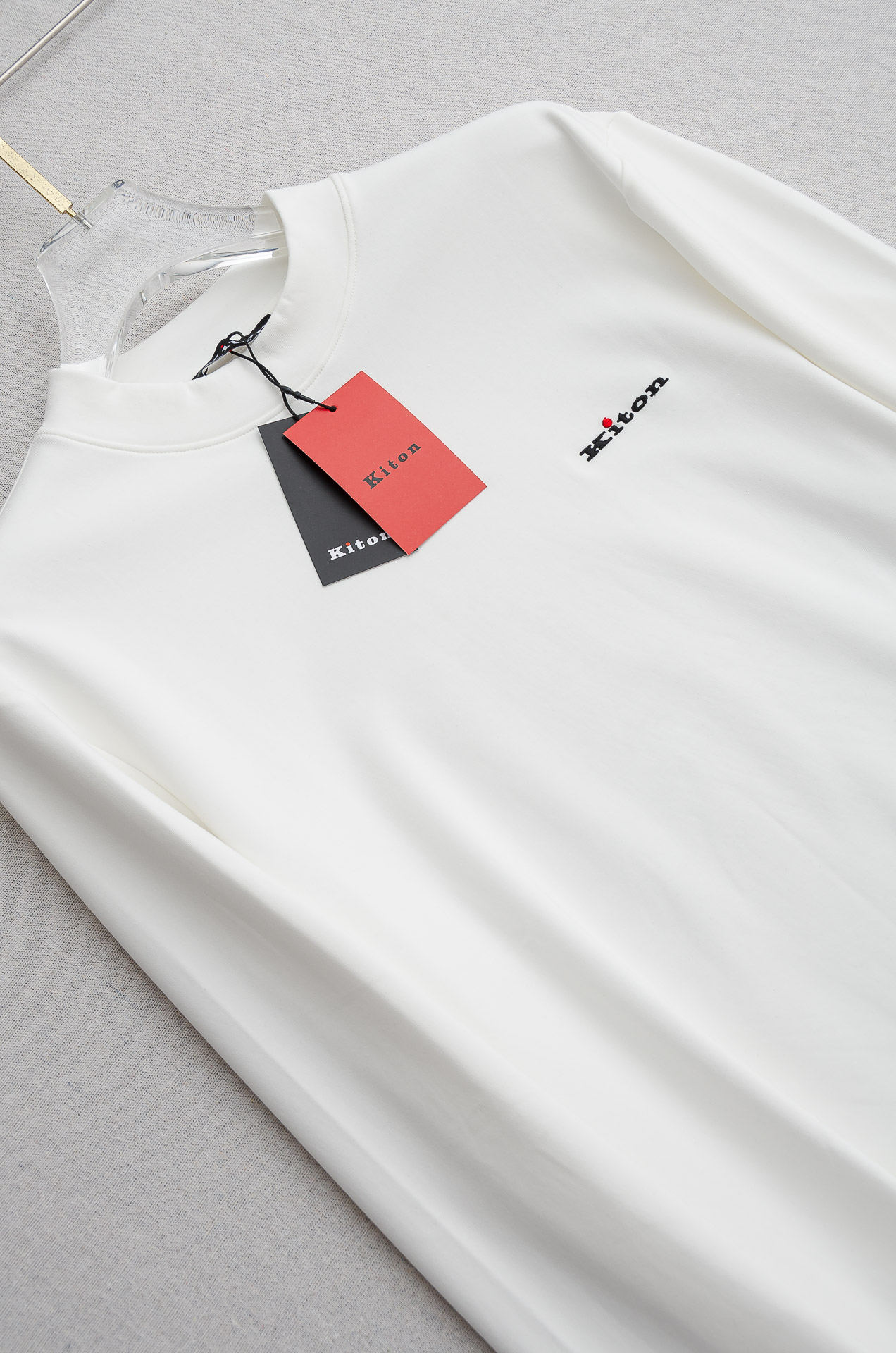 kit#on 25FW秋冬新款 立体刺绣男士长袖T恤衫#把重心都放在了面料上，表面清晰可见的细格肌理，足