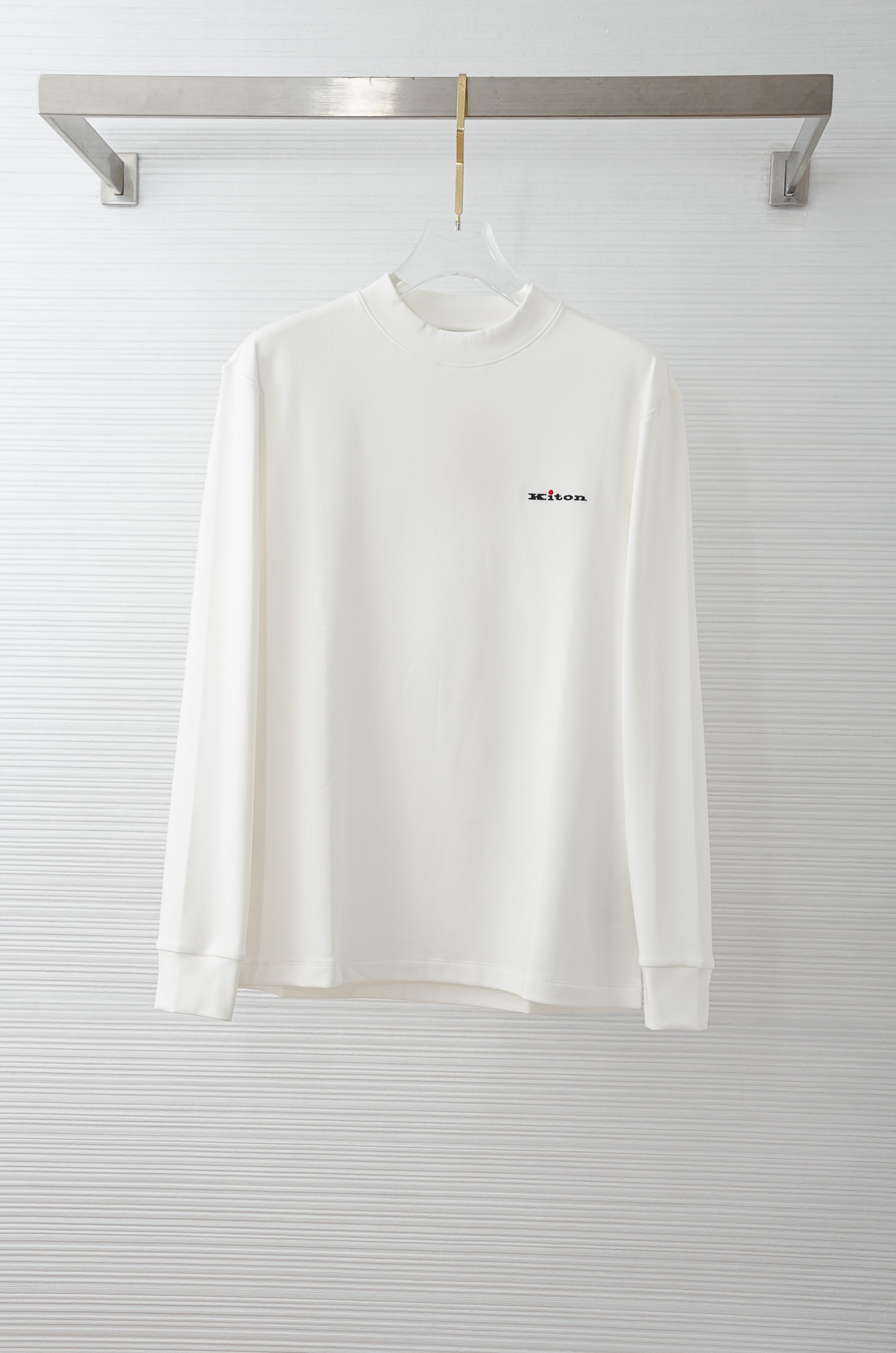 kit#on 25FW秋冬新款 立体刺绣男士长袖T恤衫#把重心都放在了面料上，表面清晰可见的细格肌理，足