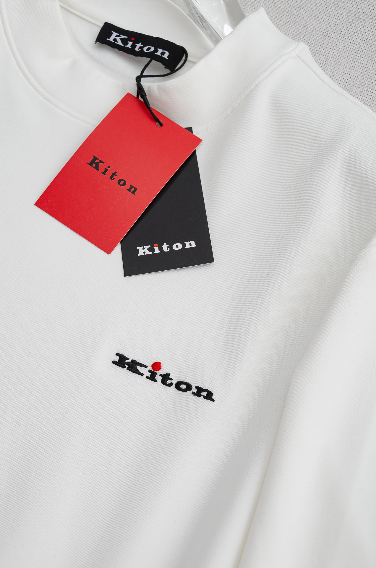 kit#on 25FW秋冬新款 立体刺绣男士长袖T恤衫#把重心都放在了面料上，表面清晰可见的细格肌理，足