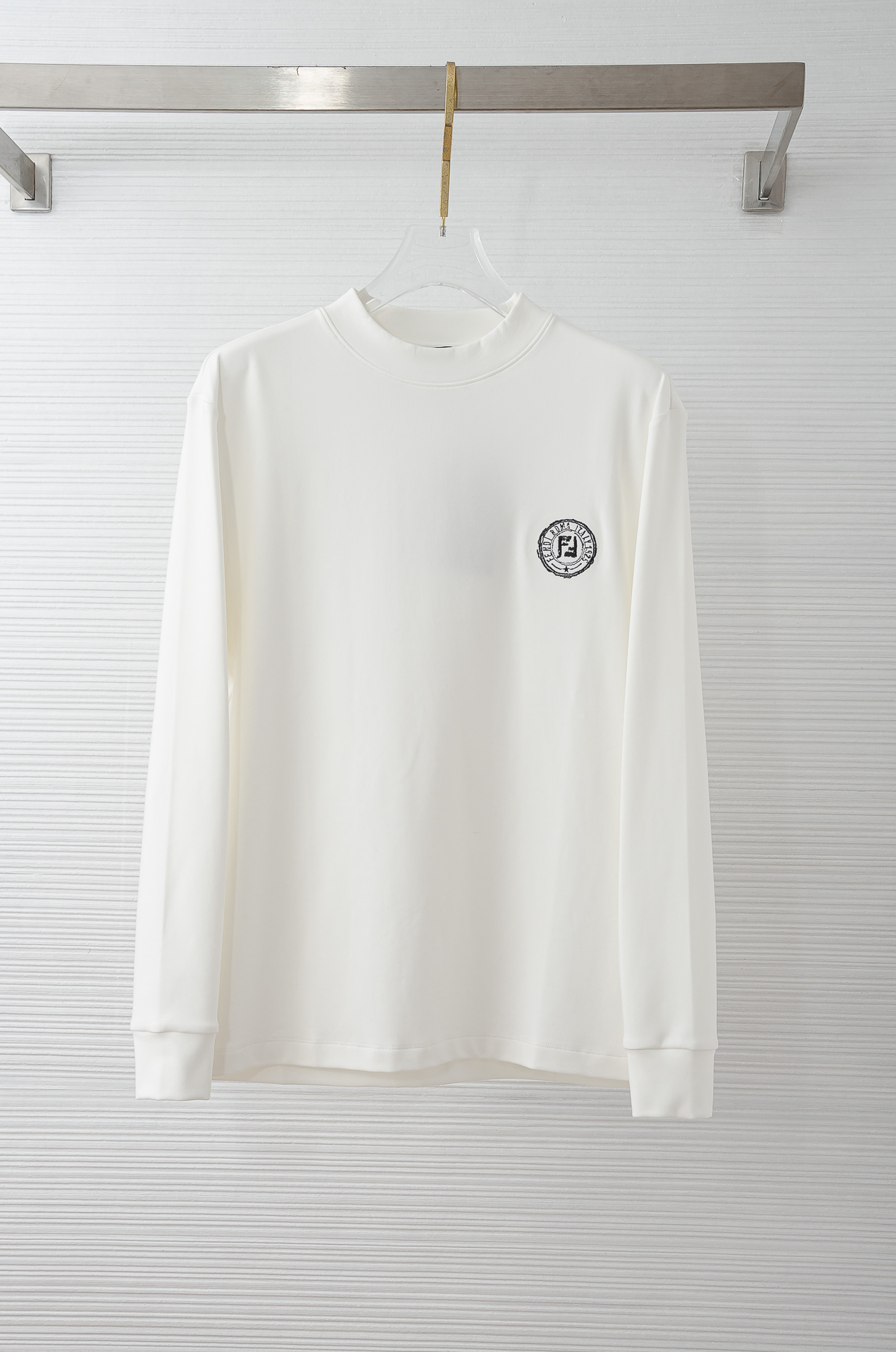 NO:606833,FE# NDI 25FW new autumn and winter three-dimensional embroidery men's long-sleeved T-shirt# puts the focus on the fabric. The fine grid texture clearly visible on the surface is enough to highlight its high-end texture. It is wear-resistant and wrinkle-resistant and has good drape. It supports the shape of the entire shirt perfectly!  Breathability and convenience are of course not to mention, and it also has a certain degree of wrinkle resistance and stain resistance, which greatly reduces the convenience of daily care and storage. The soft, gentle but crisp gold fabric, and after the texture combination of the fabric itself, will slightly show different colors and textures under different lights.  The feel allows you to be versatile and easily adapt to various occasions. The whole dress is simple and clean, with a fit and crisp fit, and an excellent wearing effect. And the inside is designed with velvet, which has a delicate touch and warm care for you in autumn and winter. It is warm and wind-resistant. Whether worn alone or layered, it is a very versatile and practical style!  The classic straight version has a good effect on the upper body, and is classic and versatile. The classic embroidery details on the chest are embellished. I believe that you who have taste will be familiar with it!  Every detail is made with exquisite care and is a test of craftsmanship. Whether it is fabric cutting or craftsmanship, it fully embodies the brand's century-old history and skilled garment production technology. It is perfect in every aspect, with no flaws. The style is fashionable and versatile, and it can be used between leisure and business with ease. It is a must-have for quality control people.  Color black/white Size S-XXL, shirts, tees, t-shirt, gold, alexander wang19860909FE# NDI 25FW秋冬新款 立体刺绣男士长袖T恤衫#把重心都放在了面料上,表面清晰可见的细格肌理,足以凸显出它的高级质感,耐磨抗皱垂感佳,将整件衬衫版型承托的极其完美！透气性跟便捷性自然不在话下,还具有一定的抗皱性与耐脏度,大大减少了日常中的打理与保存便捷性.柔软温和却挺括的黄金面料,并且经过面料本身的纹理组合之后,在不同光线下会轻微显现出不一样的色泽跟质感,让你百变多样轻松应对各种场合.整件衣服都简洁干净,版型服帖挺括,穿着效果极佳.并且内里做了加绒的设计,细腻触感温暖呵护秋冬季节的您,保暖抗风,不管是单穿还是内搭都是非常百搭又实穿的款式！ 经典的直筒版型上身效果好,同时经典百搭,胸前经典刺绣细节点缀,相信有品味的你们一定不会陌生！每一处细节都做的非常的精湛考究,极其考验工艺技巧,无论是从面料裁剪还是工艺制作都完全体现了品牌百年的深厚历史以及娴熟的成衣制作工艺,不管是从哪一个方面看都完美到极致,毫无缺点,风格时尚百搭,休闲商务之间游刃有余,品控族必入的类型,可遇而不可求！ 颜色黑色/白色 尺码S-XXL,,shirts,tees，t-shirt,gold,alexander wang,Men's clothing