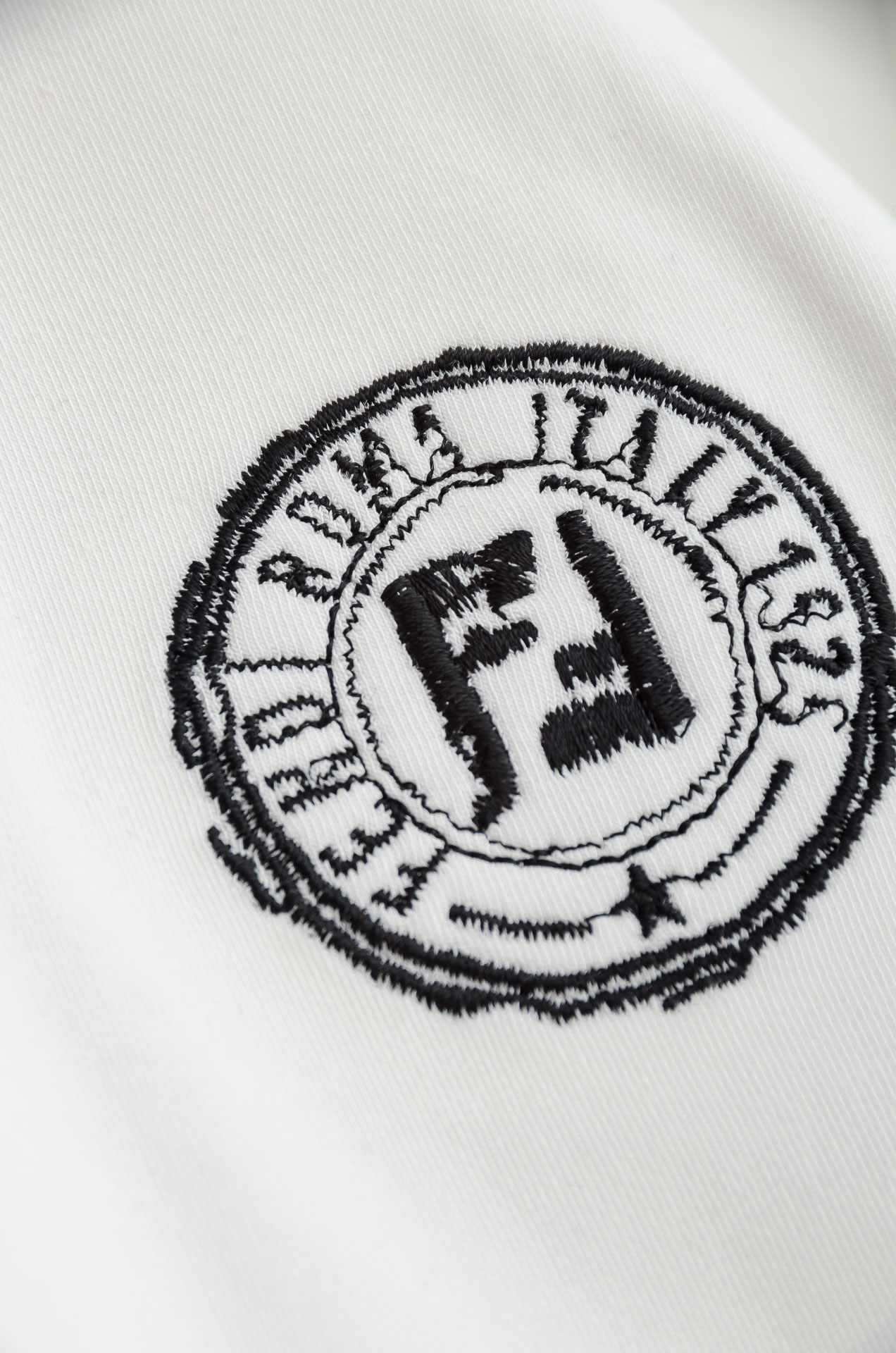 FE# NDI 25FW秋冬新款 立体刺绣男士长袖T恤衫#把重心都放在了面料上，表面清晰可见的细格肌理，