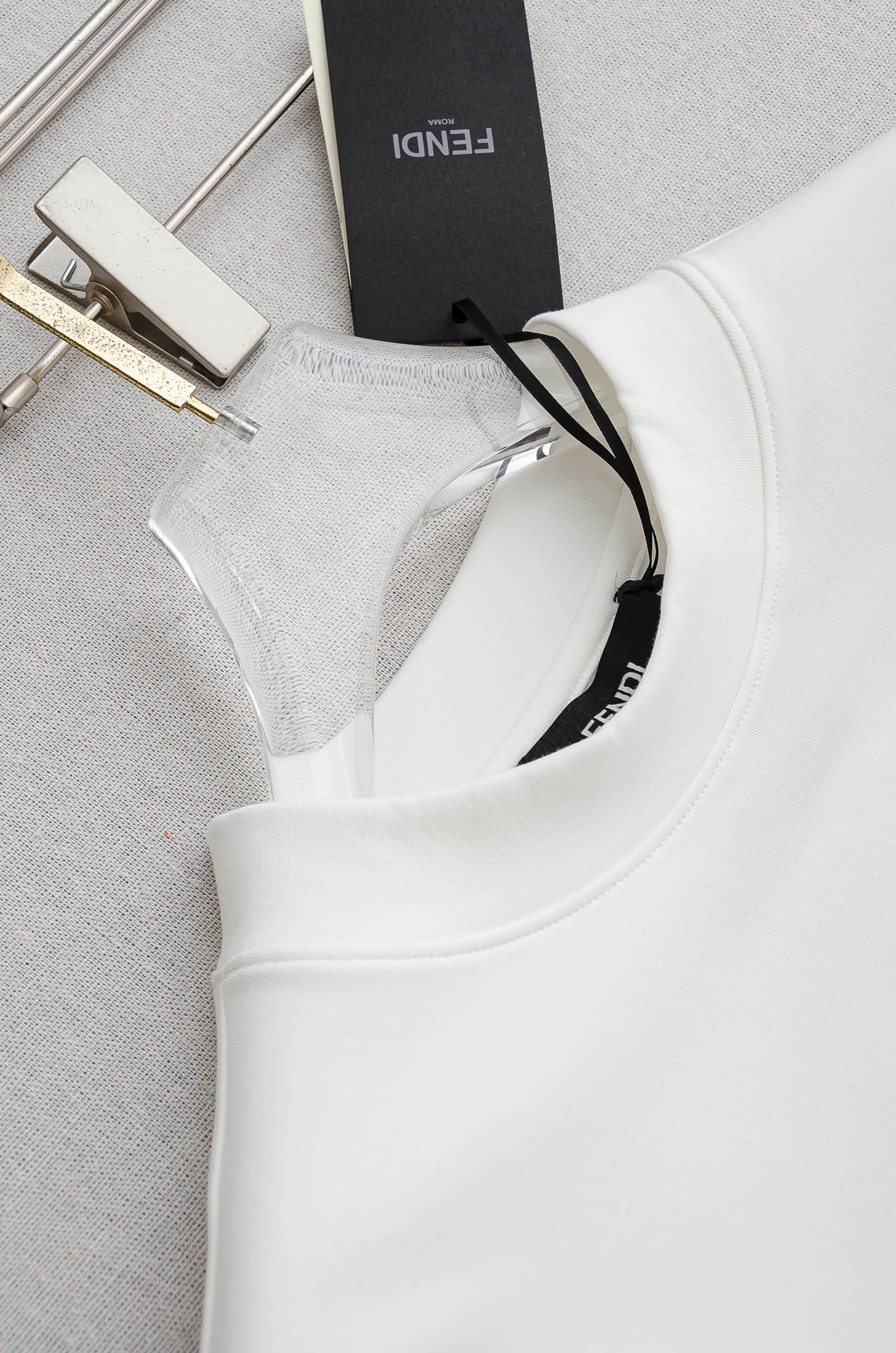 FE# NDI 25FW秋冬新款 立体刺绣男士长袖T恤衫#把重心都放在了面料上，表面清晰可见的细格肌理，