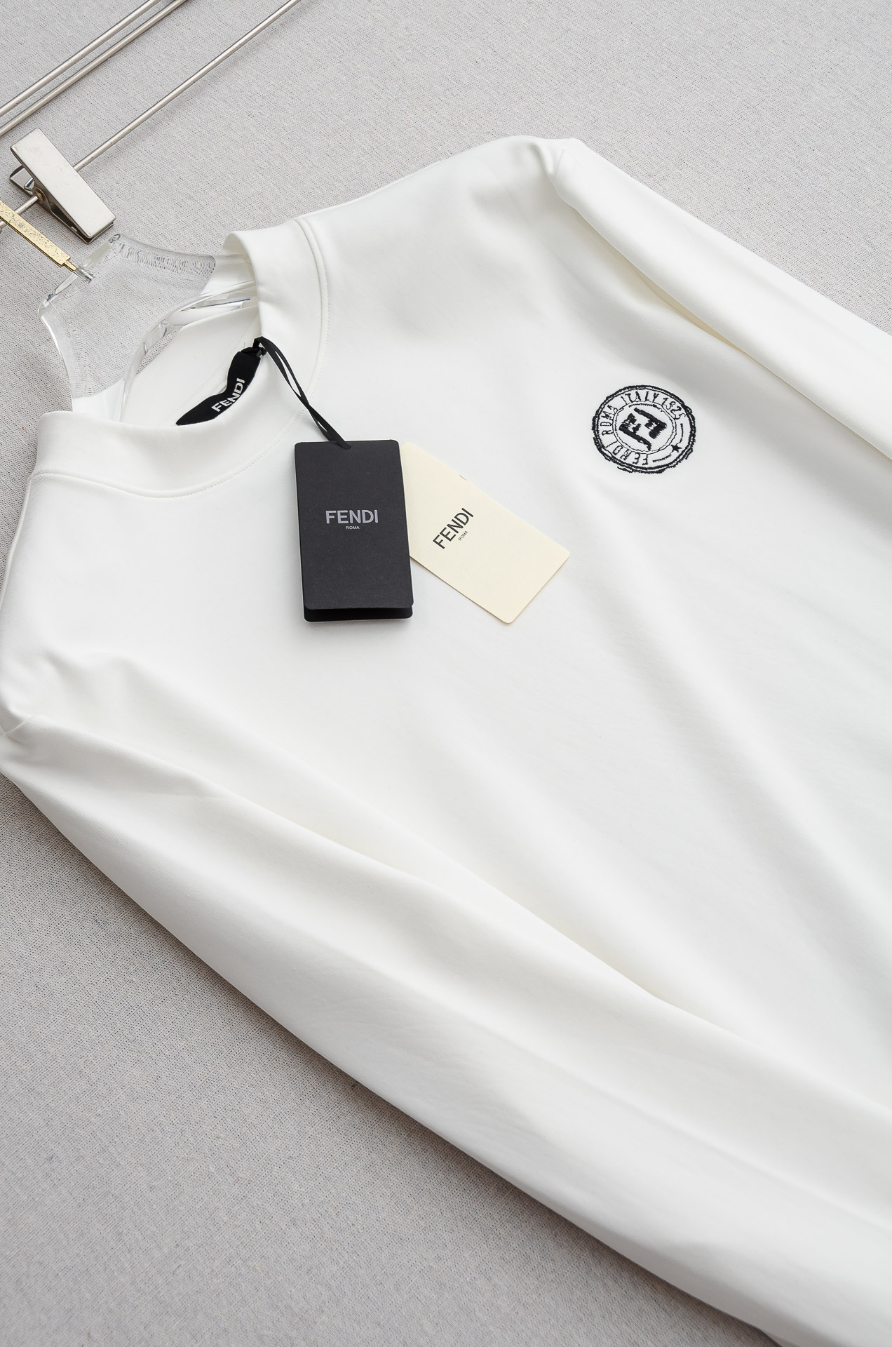 FE# NDI 25FW秋冬新款 立体刺绣男士长袖T恤衫#把重心都放在了面料上，表面清晰可见的细格肌理，