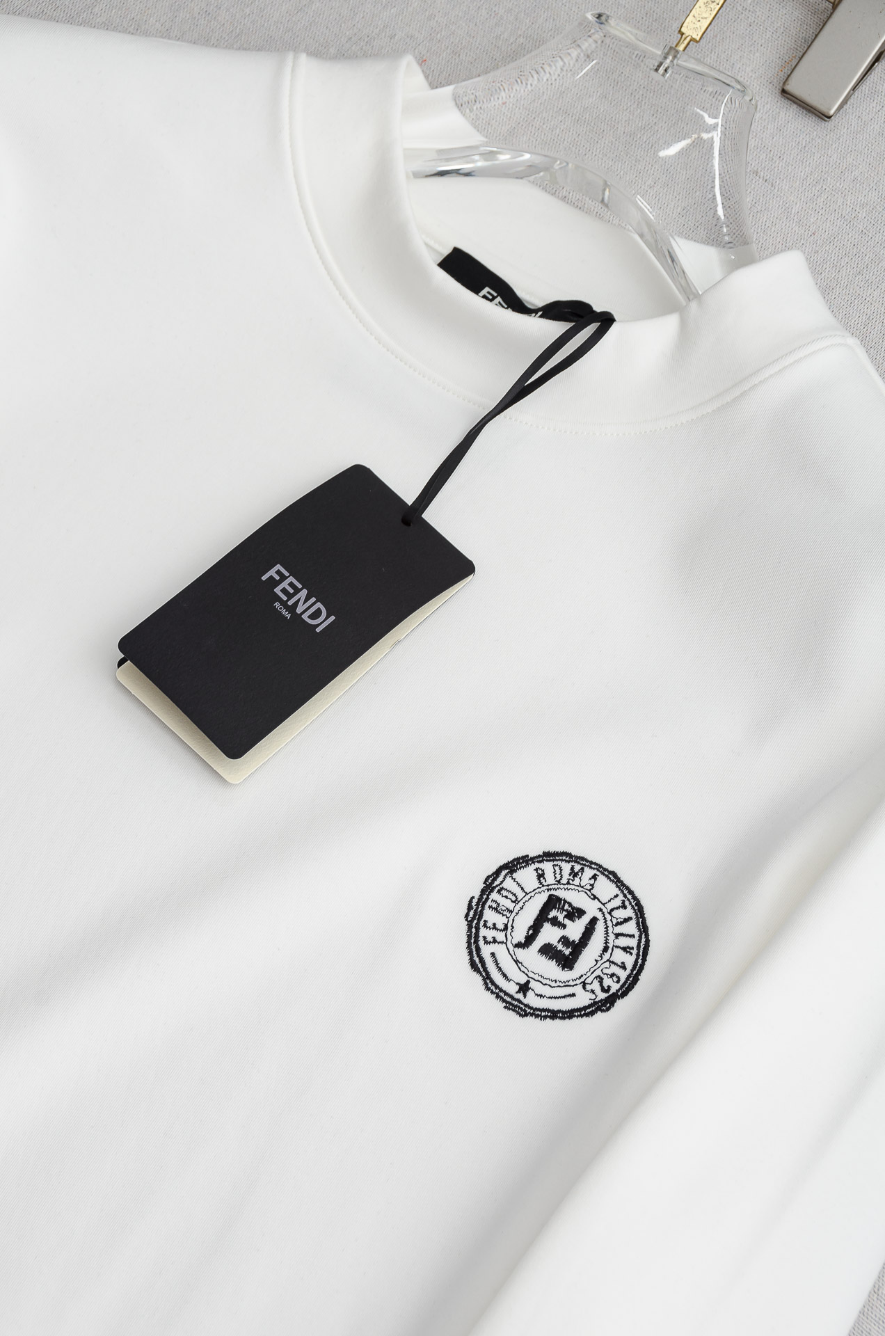 FE# NDI 25FW秋冬新款 立体刺绣男士长袖T恤衫#把重心都放在了面料上，表面清晰可见的细格肌理，