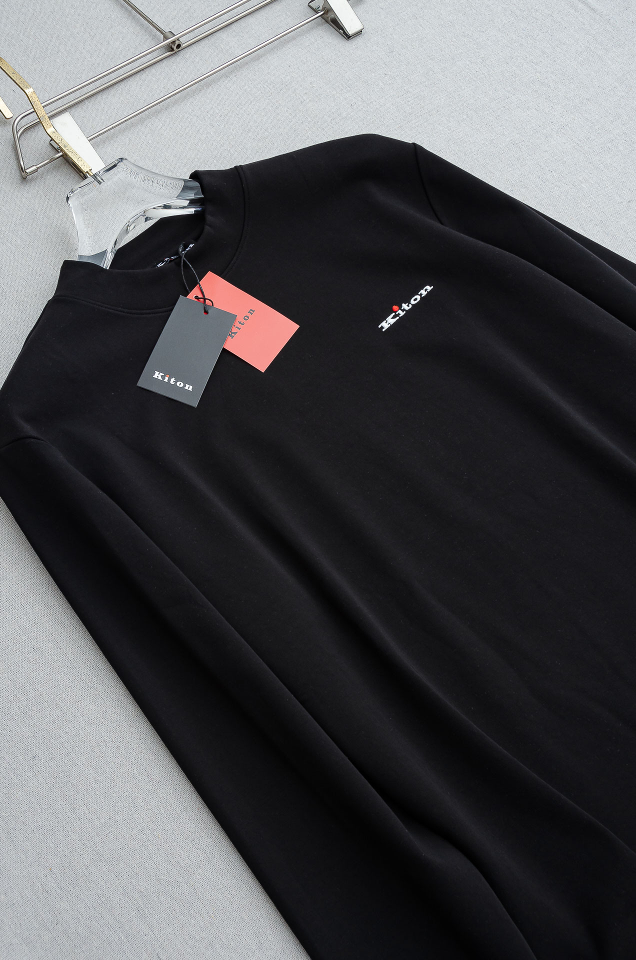 kit#on 25FW秋冬新款 立体刺绣男士长袖T恤衫#把重心都放在了面料上，表面清晰可见的细格肌理，足