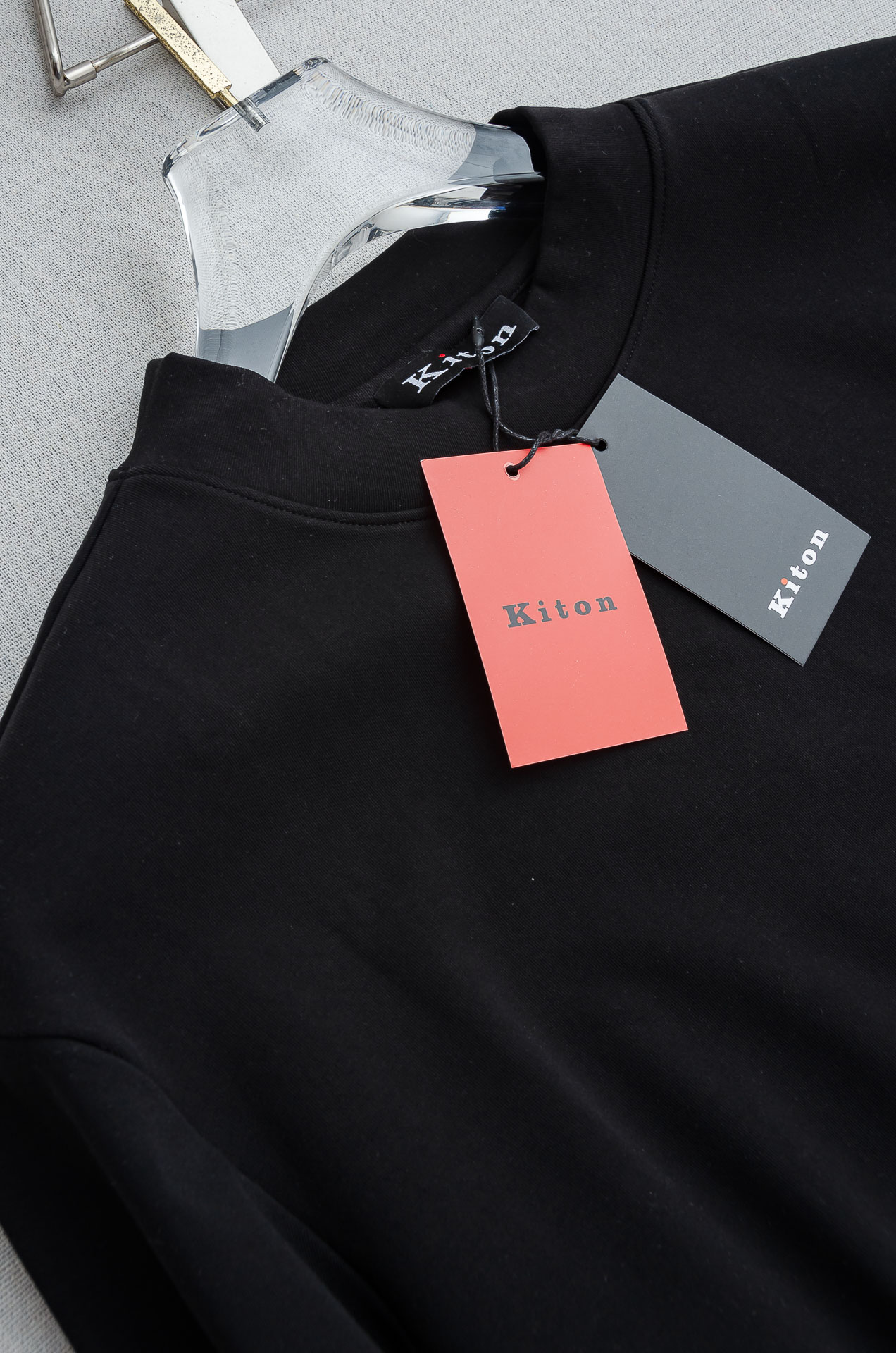 kit#on 25FW秋冬新款 立体刺绣男士长袖T恤衫#把重心都放在了面料上，表面清晰可见的细格肌理，足