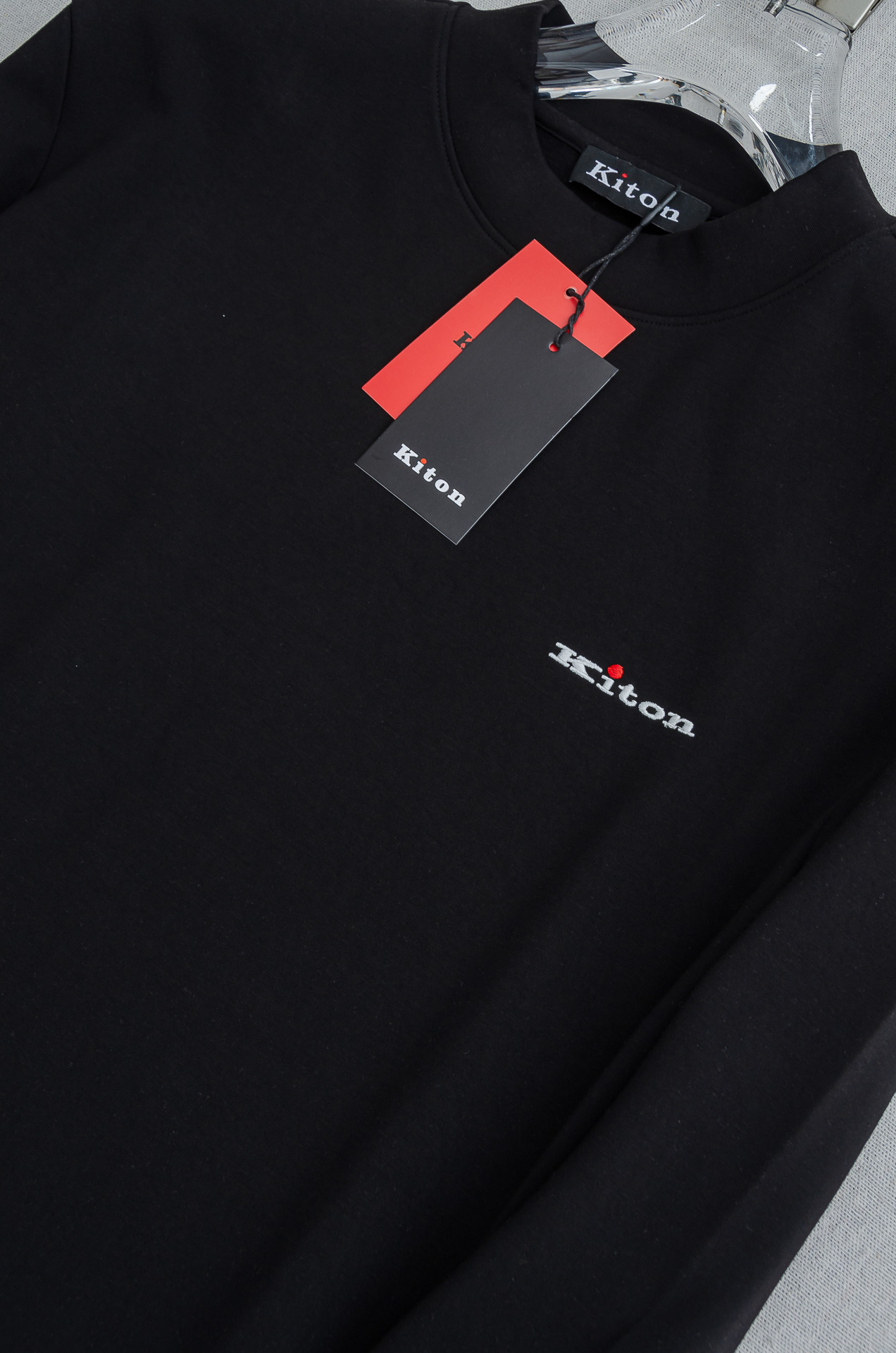 kit#on 25FW秋冬新款 立体刺绣男士长袖T恤衫#把重心都放在了面料上，表面清晰可见的细格肌理，足