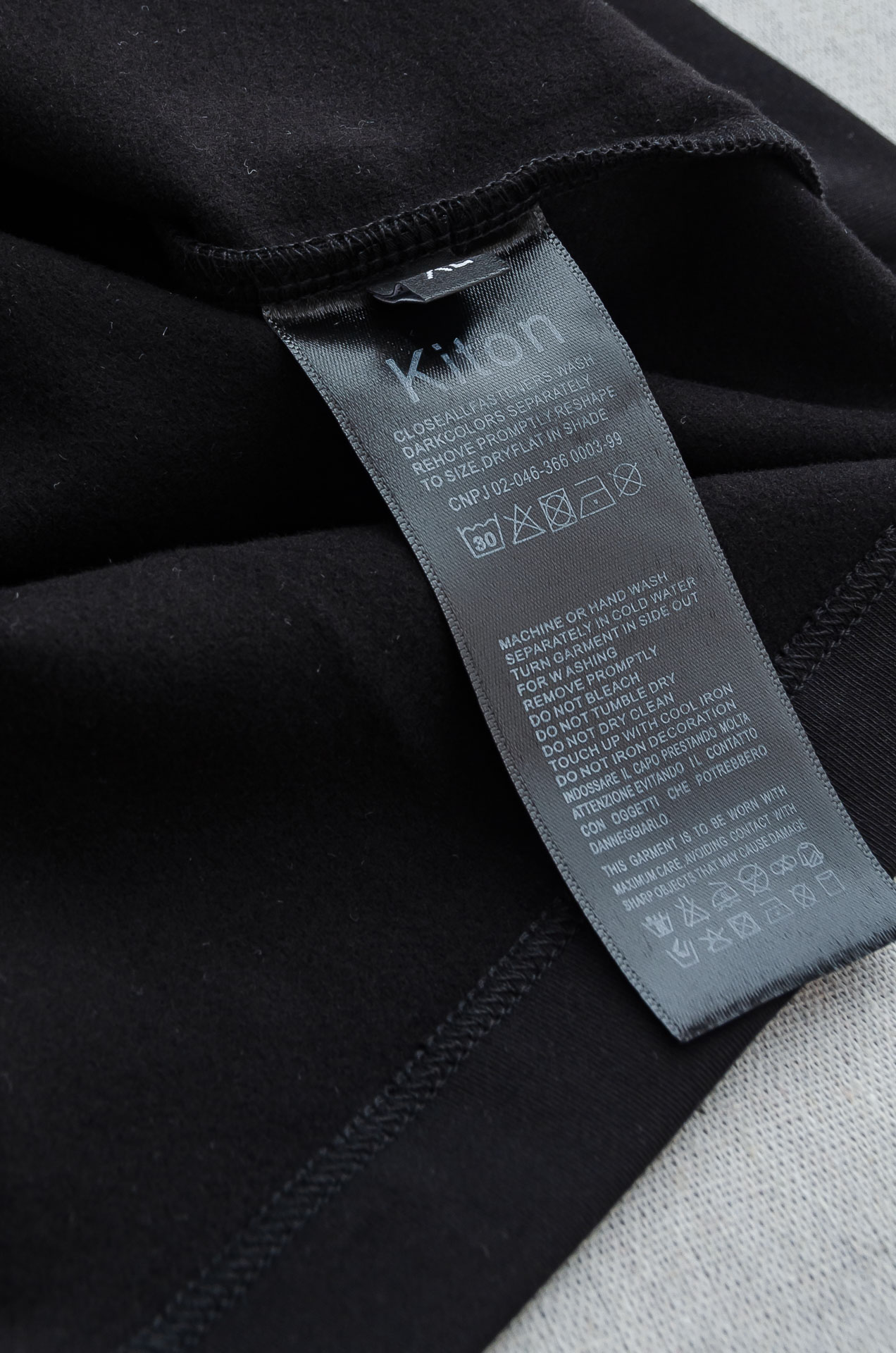 kit#on 25FW秋冬新款 立体刺绣男士长袖T恤衫#把重心都放在了面料上，表面清晰可见的细格肌理，足