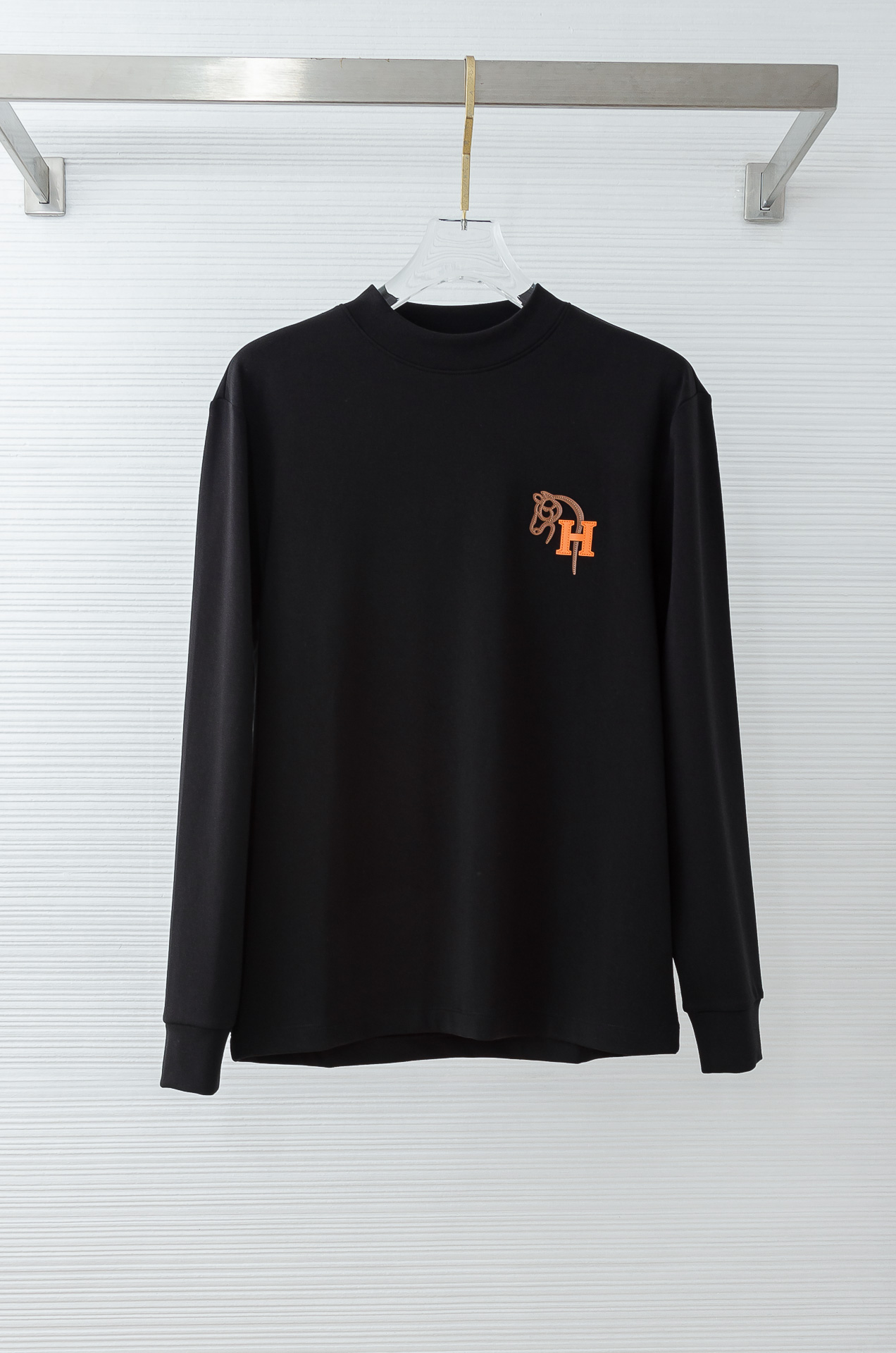 H家 25FW秋冬新款 立体刺绣男士长袖T恤衫#把重心都放在了面料上，表面清晰可见的细格肌理，足以凸显出