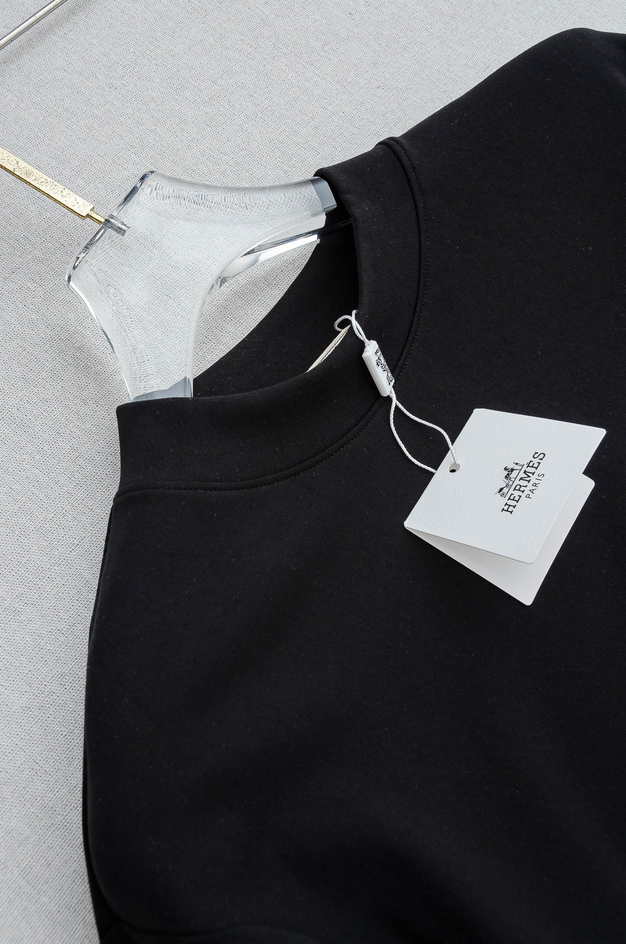 H家 25FW秋冬新款 立体刺绣男士长袖T恤衫#把重心都放在了面料上，表面清晰可见的细格肌理，足以凸显出