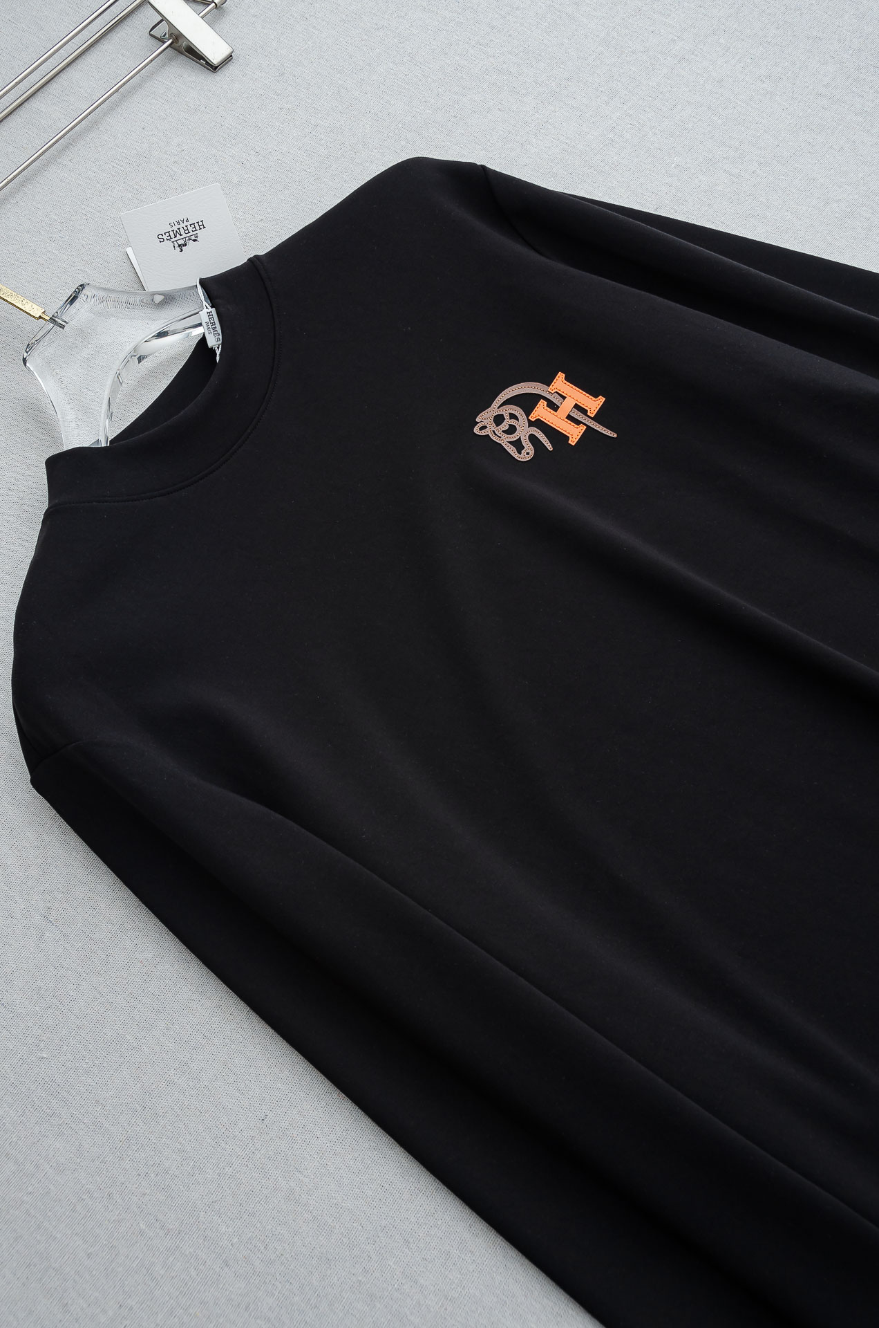 H家 25FW秋冬新款 立体刺绣男士长袖T恤衫#把重心都放在了面料上，表面清晰可见的细格肌理，足以凸显出