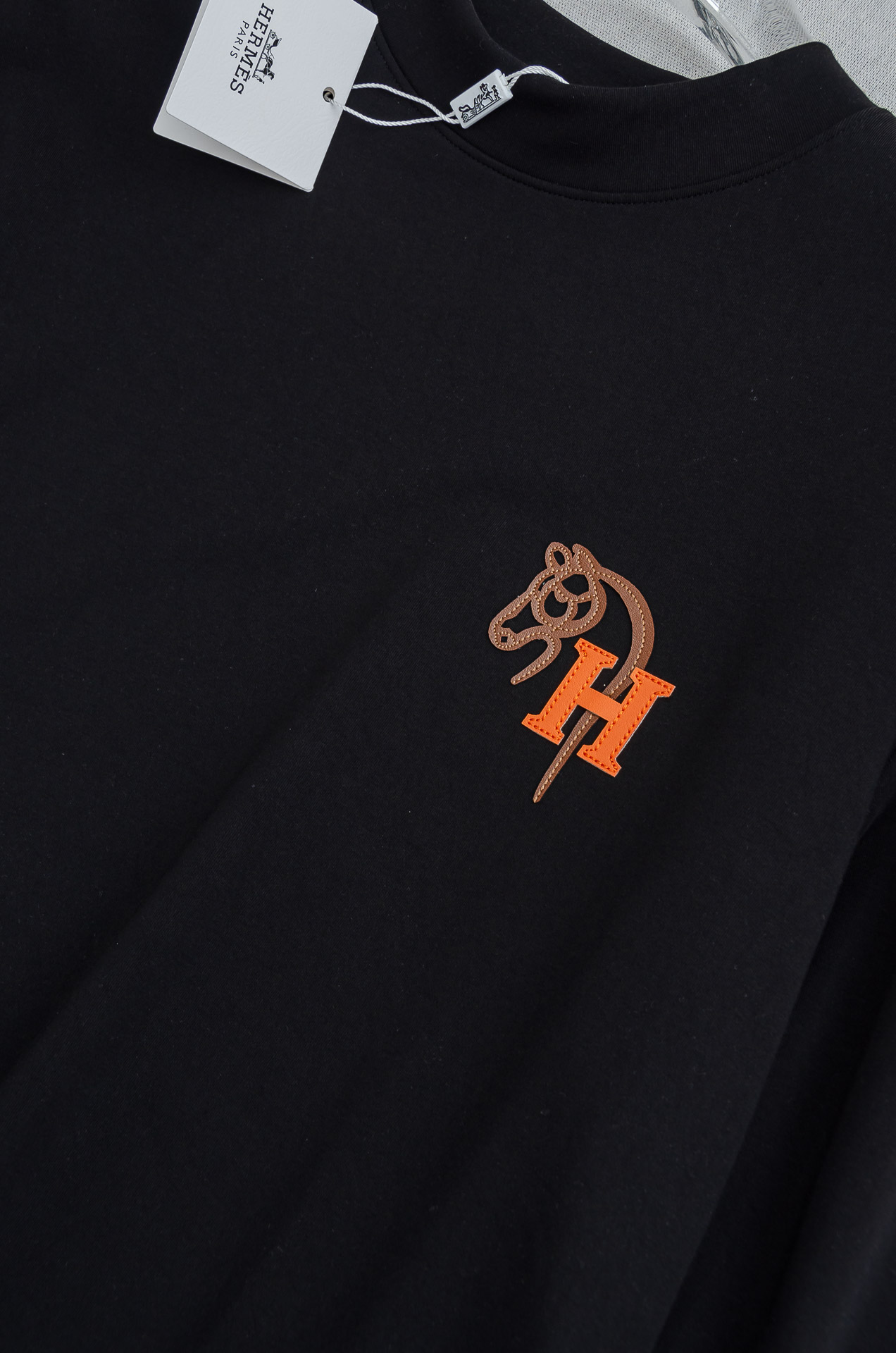 H家 25FW秋冬新款 立体刺绣男士长袖T恤衫#把重心都放在了面料上，表面清晰可见的细格肌理，足以凸显出