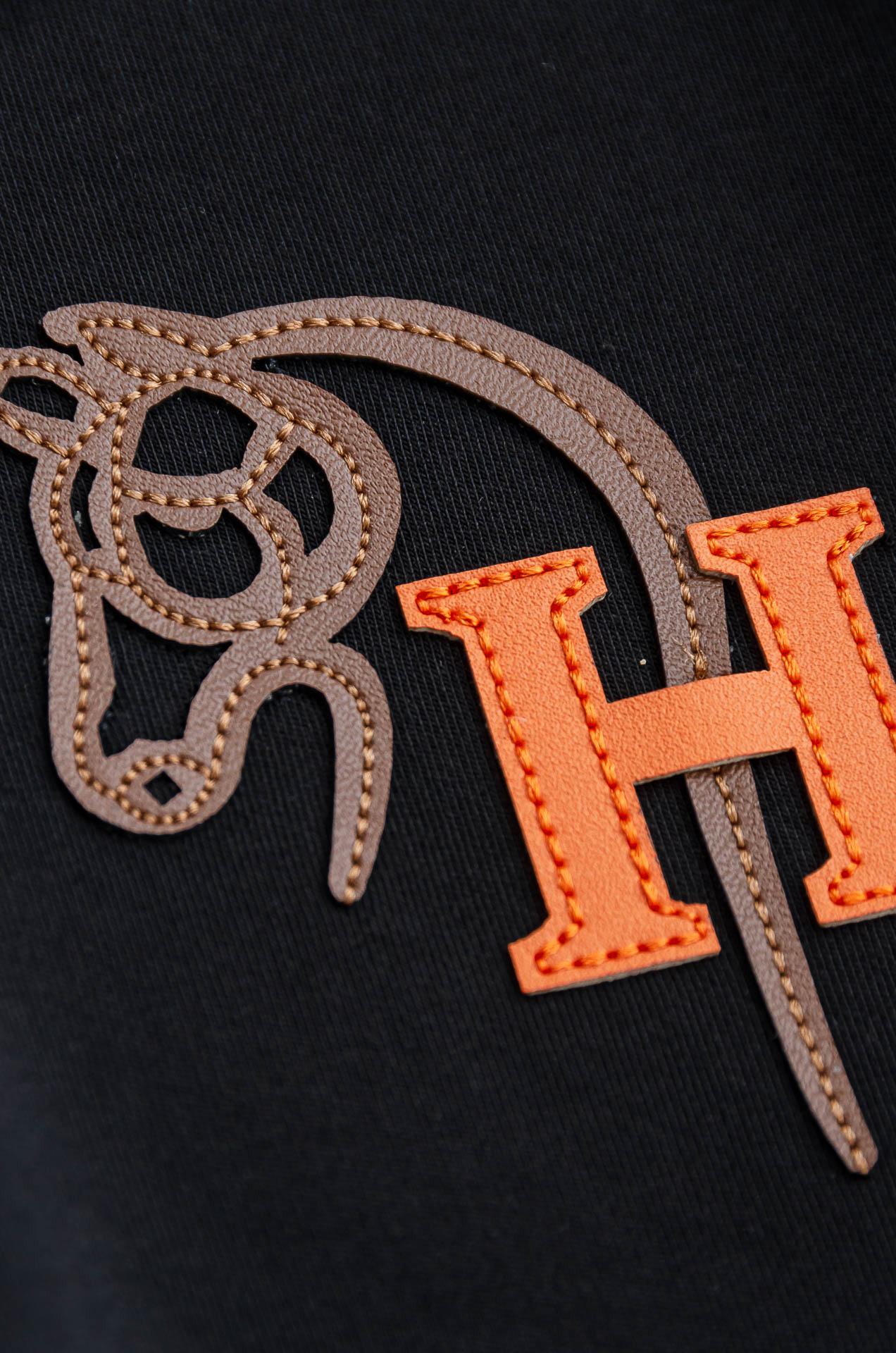 H家 25FW秋冬新款 立体刺绣男士长袖T恤衫#把重心都放在了面料上，表面清晰可见的细格肌理，足以凸显出