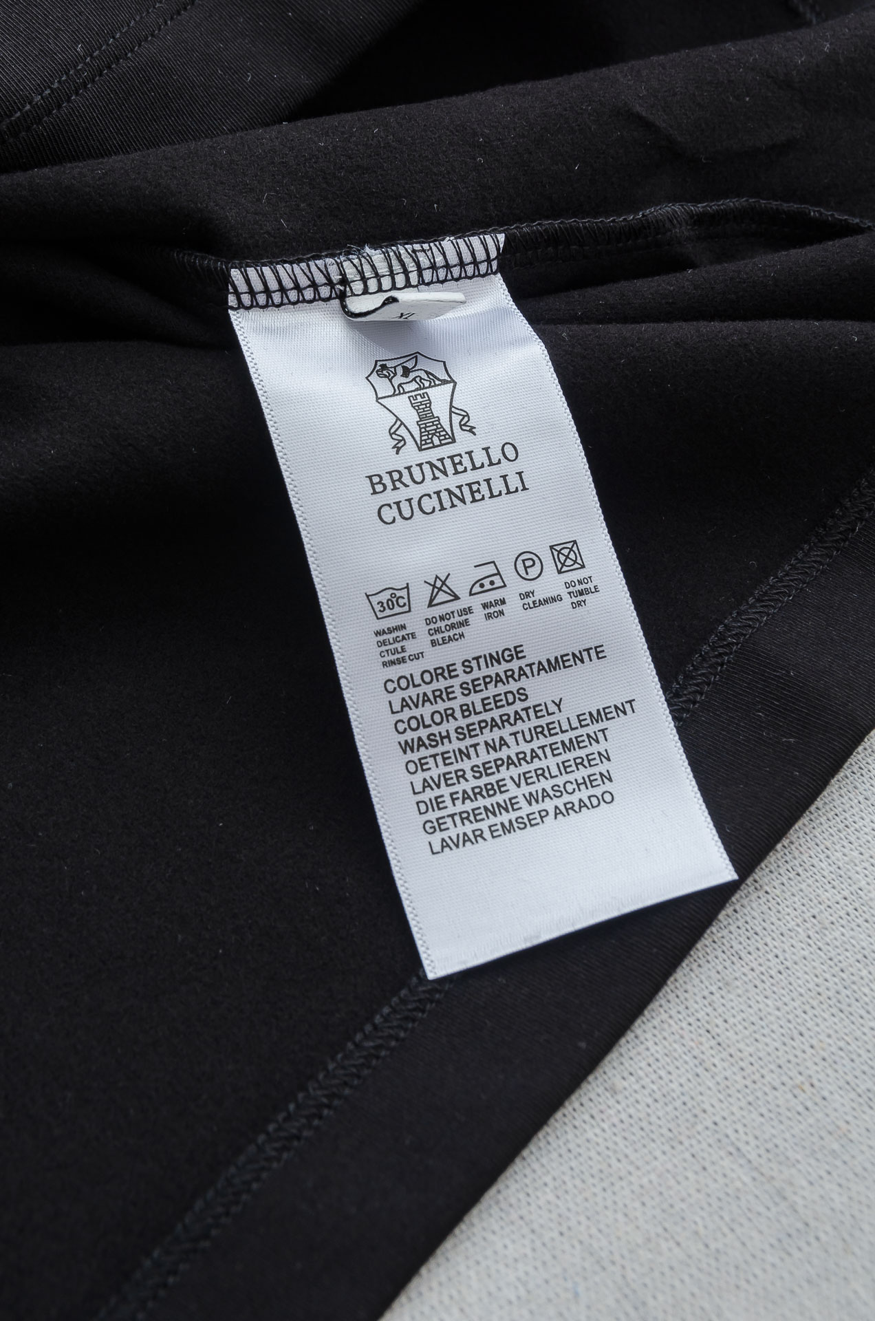 BC 25FW秋冬新款 立体刺绣男士长袖T恤衫#把重心都放在了面料上，表面清晰可见的细格肌理，足以凸显出