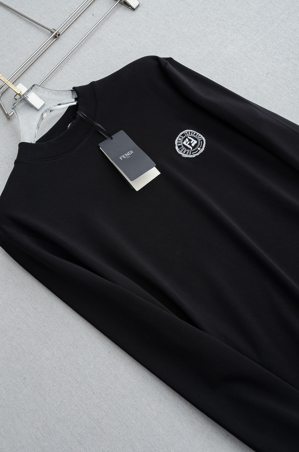 FE# NDI 25FW秋冬新款 立体刺绣男士长袖T恤衫#把重心都放在了面料上，表面清晰可见的细格肌理，