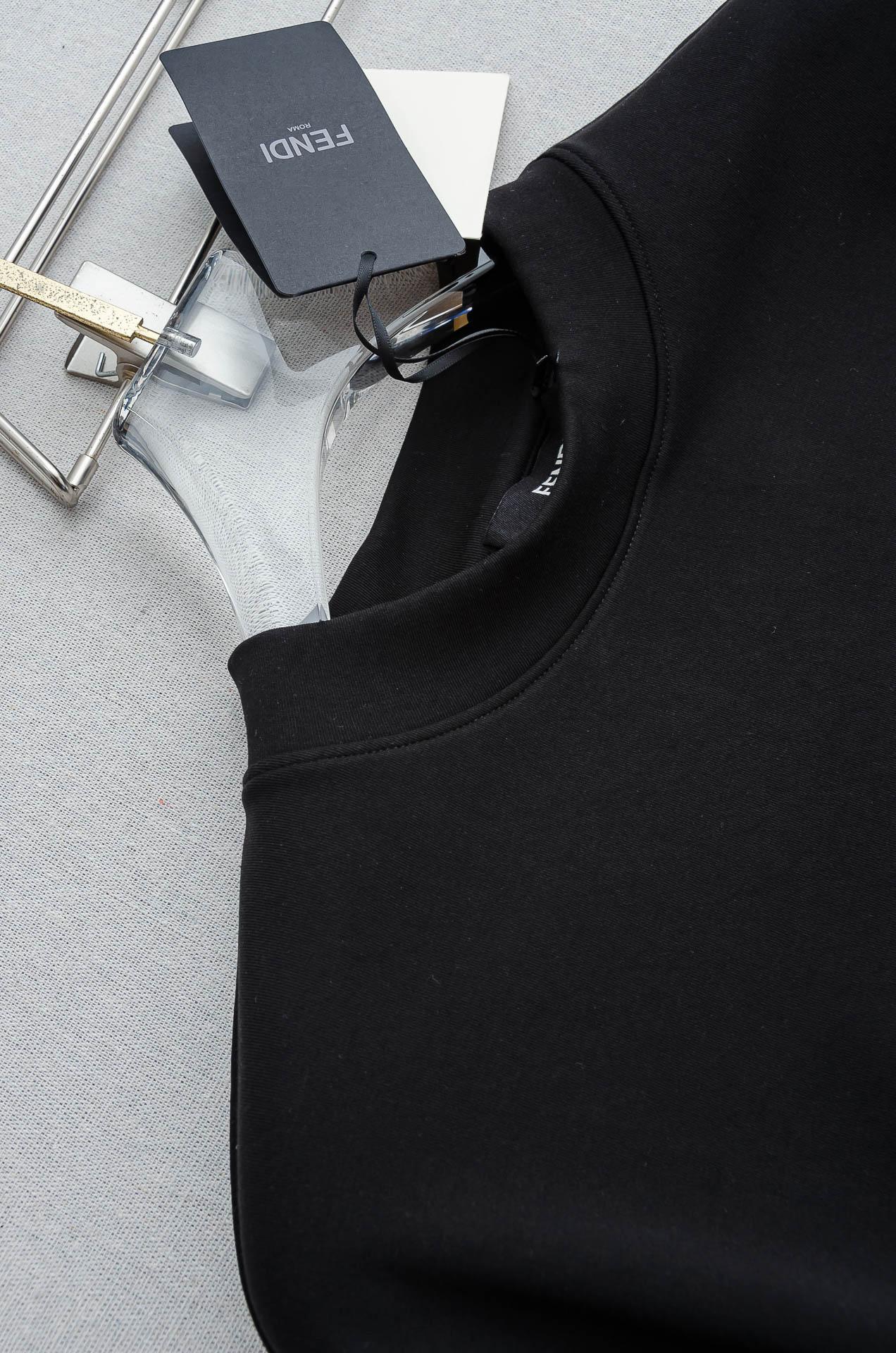 FE# NDI 25FW秋冬新款 立体刺绣男士长袖T恤衫#把重心都放在了面料上，表面清晰可见的细格肌理，