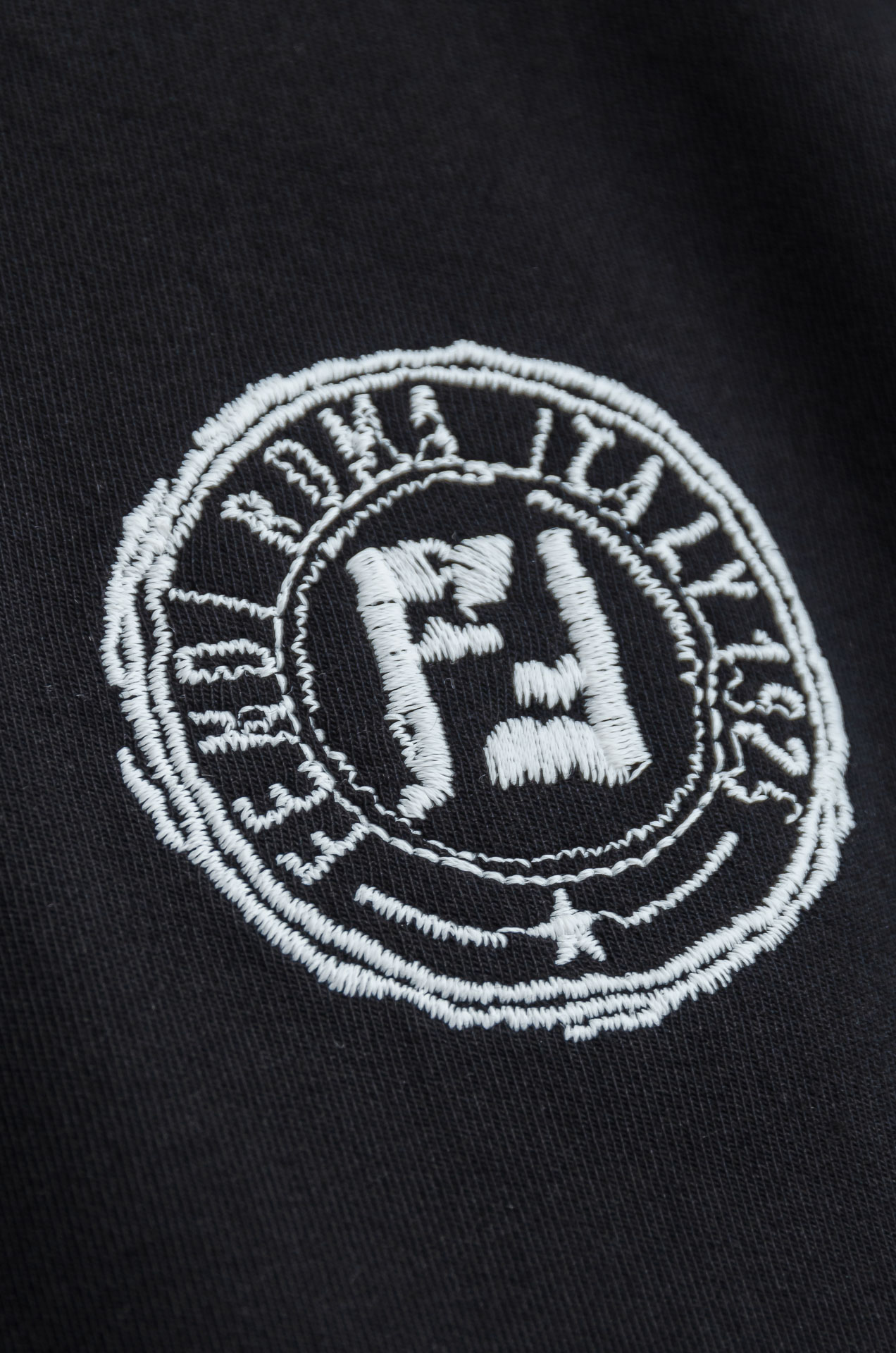 FE# NDI 25FW秋冬新款 立体刺绣男士长袖T恤衫#把重心都放在了面料上，表面清晰可见的细格肌理，