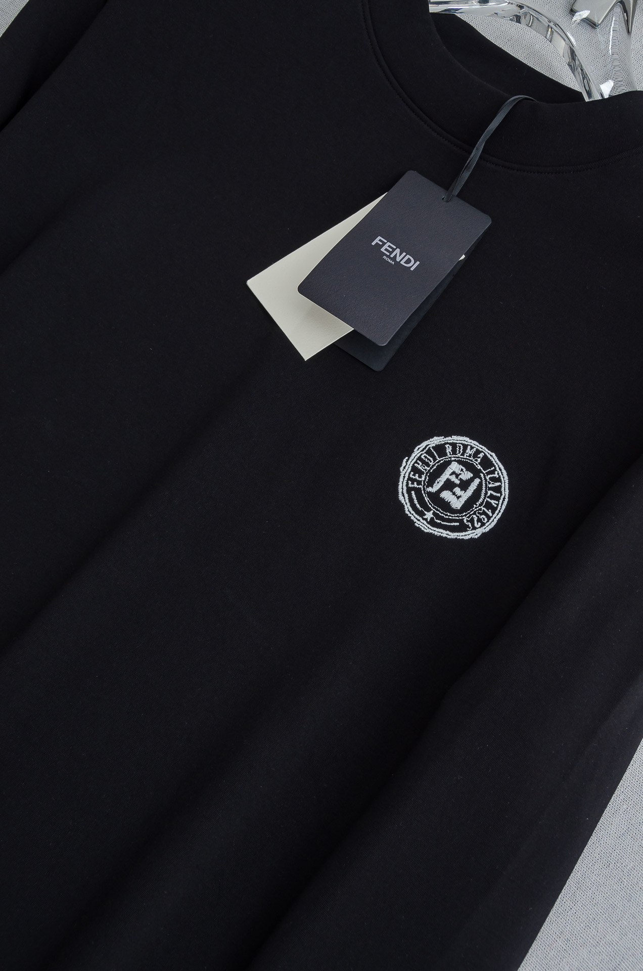 FE# NDI 25FW秋冬新款 立体刺绣男士长袖T恤衫#把重心都放在了面料上，表面清晰可见的细格肌理，